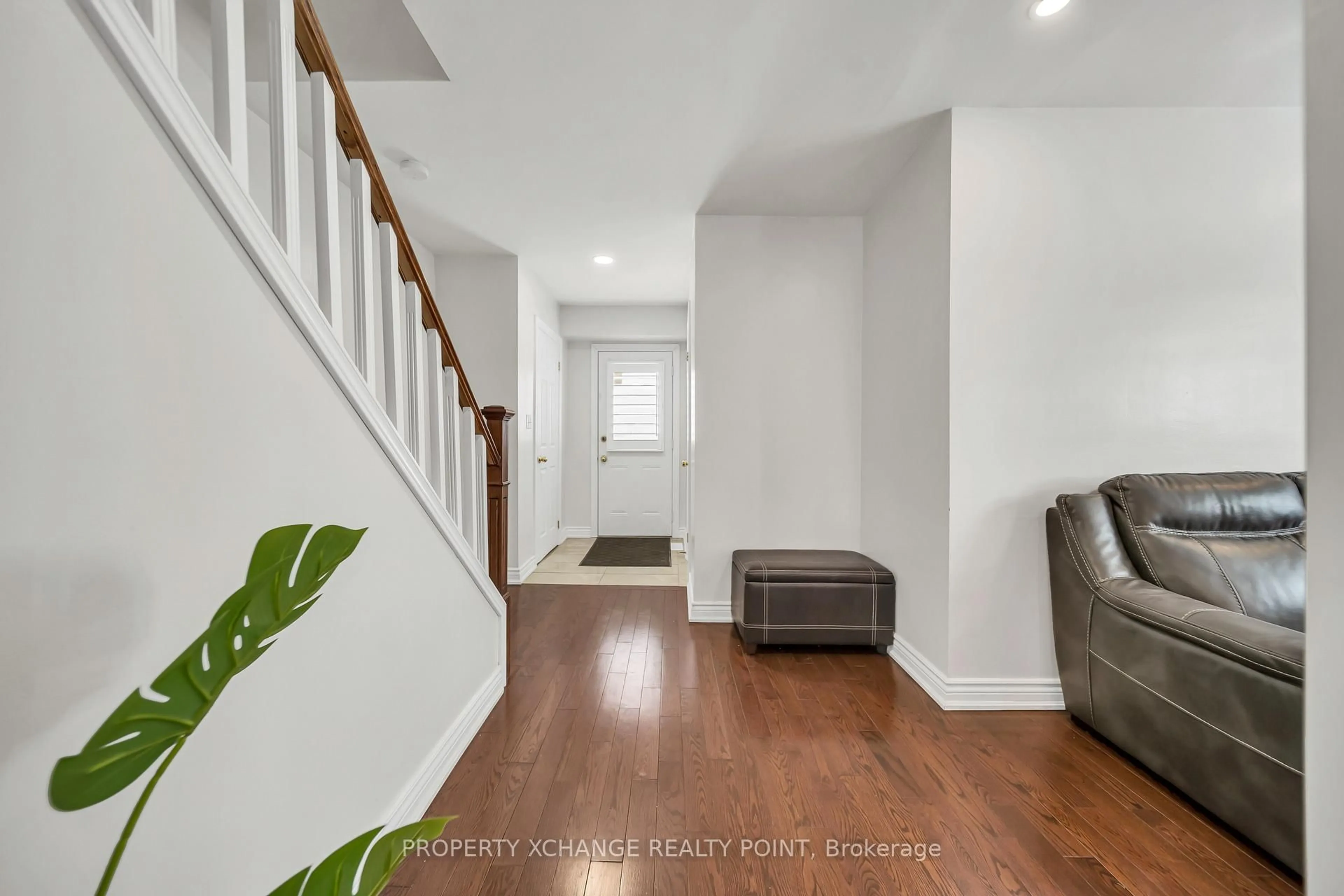 Indoor entryway for 12 Waverly St, Oshawa Ontario L1J 5T7