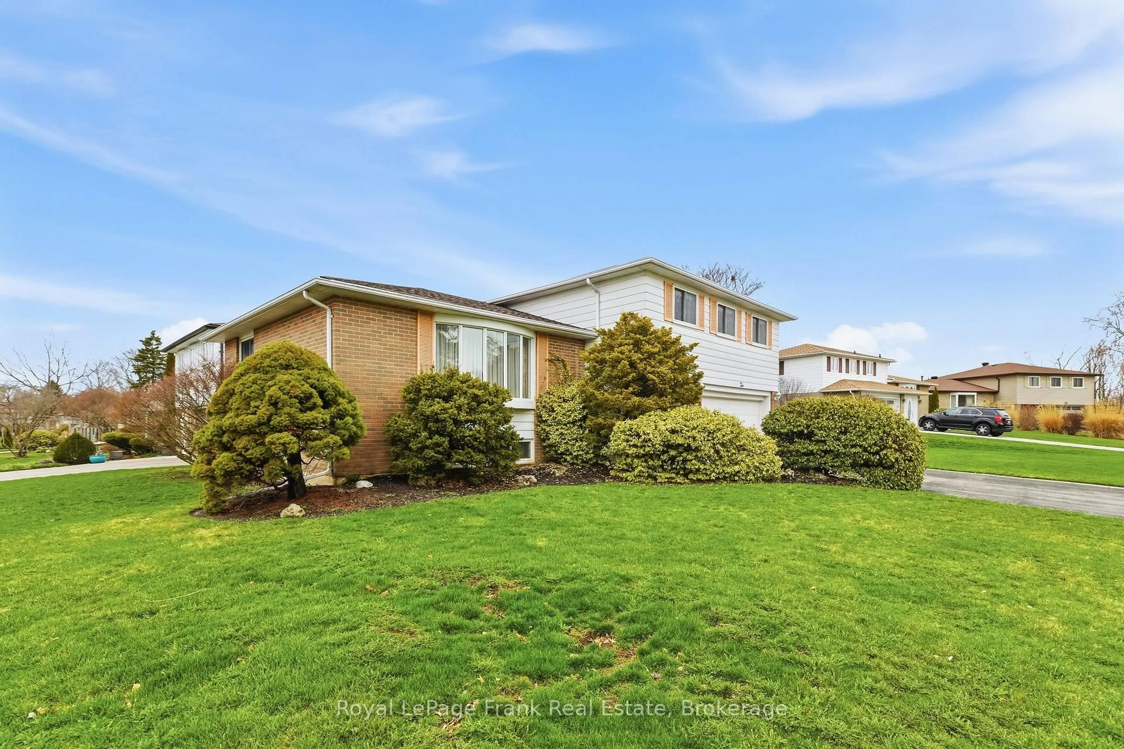 A pic from outside/outdoor area/front of a property/back of a property/a pic from drone, unknown for 2 Callen Crt, Ajax Ontario L1S 3B1