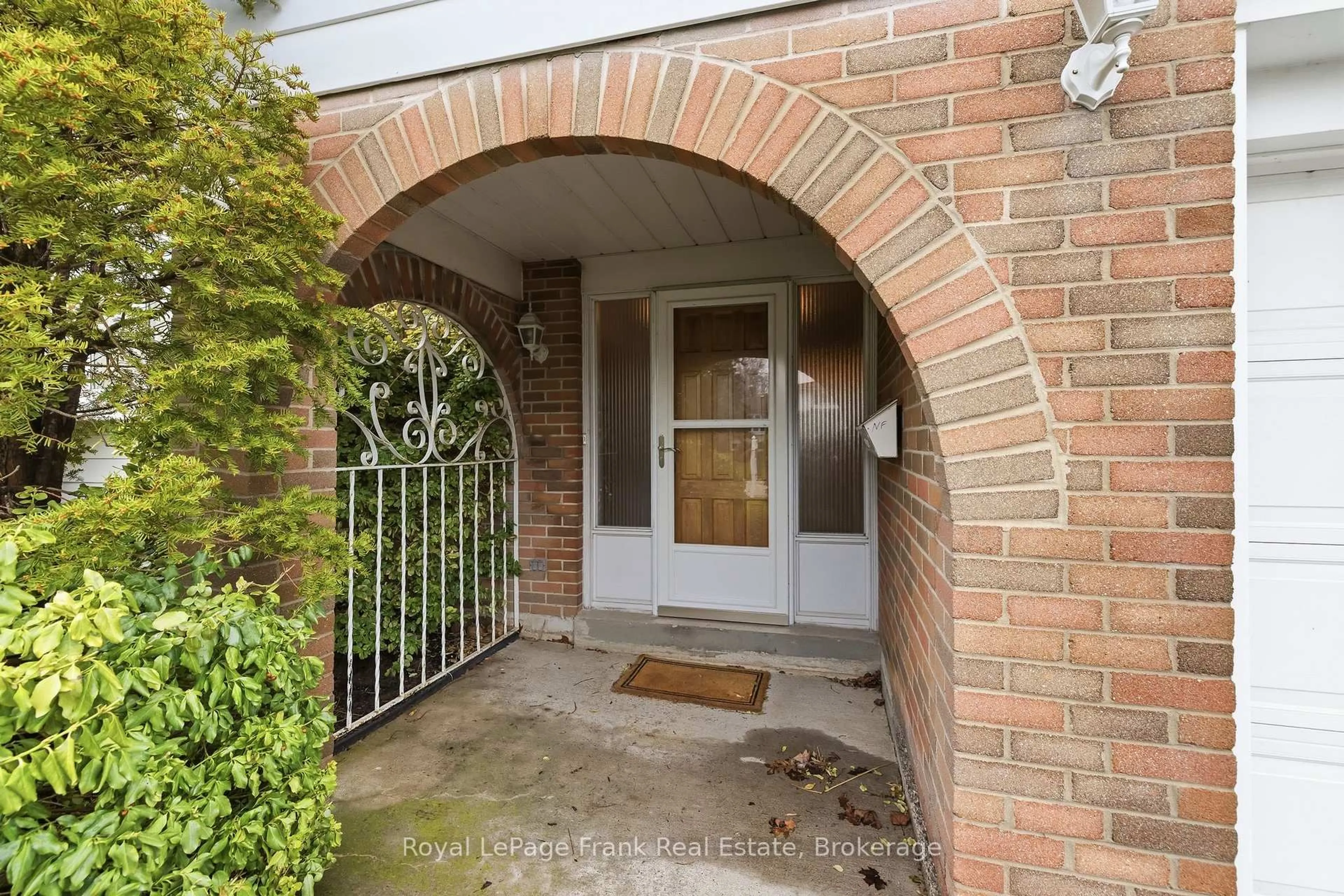 Indoor entryway for 2 Callen Crt, Ajax Ontario L1S 3B1