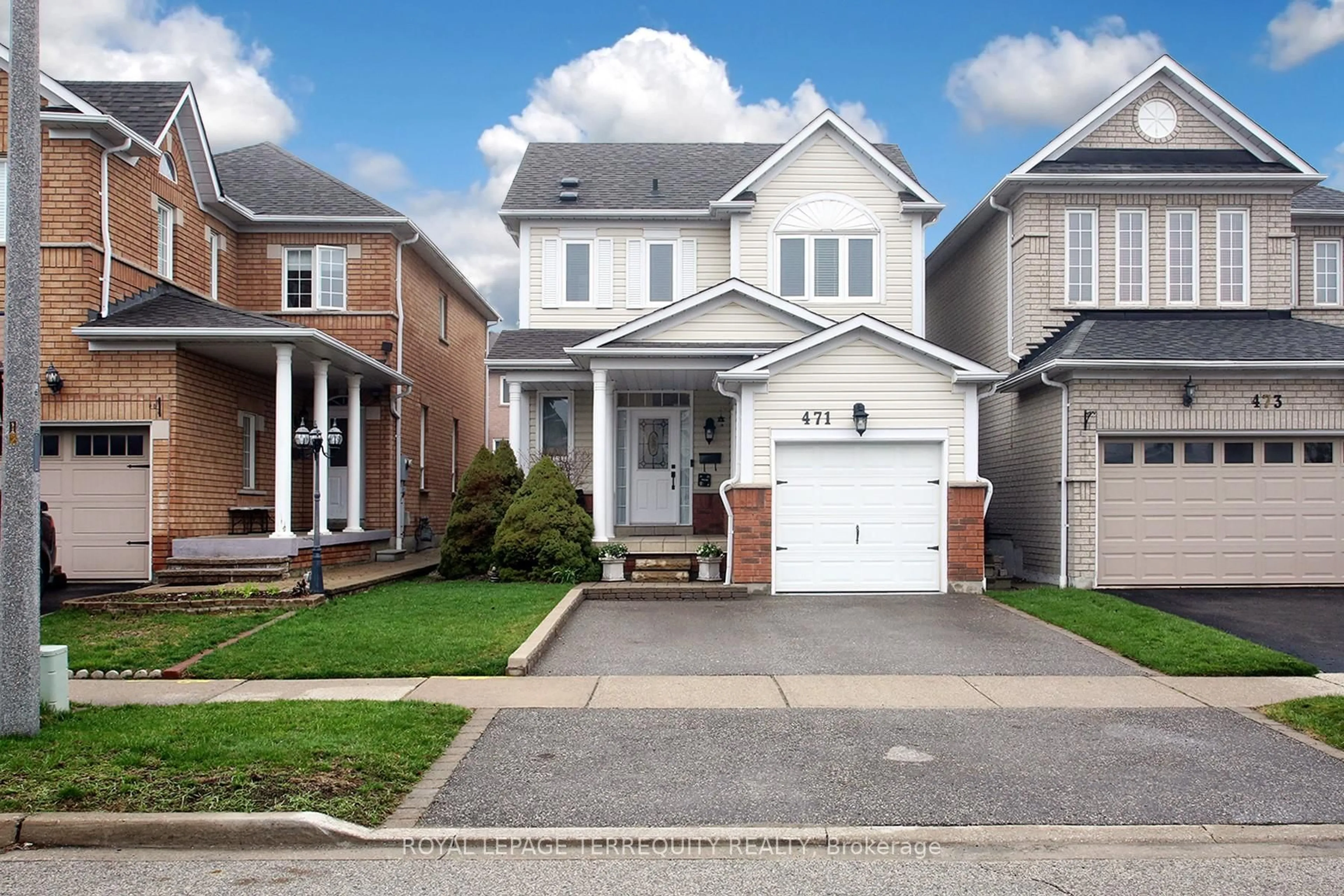 Home with vinyl exterior material, street for 471 Woodsmere Cres, Pickering Ontario L1V 7A5