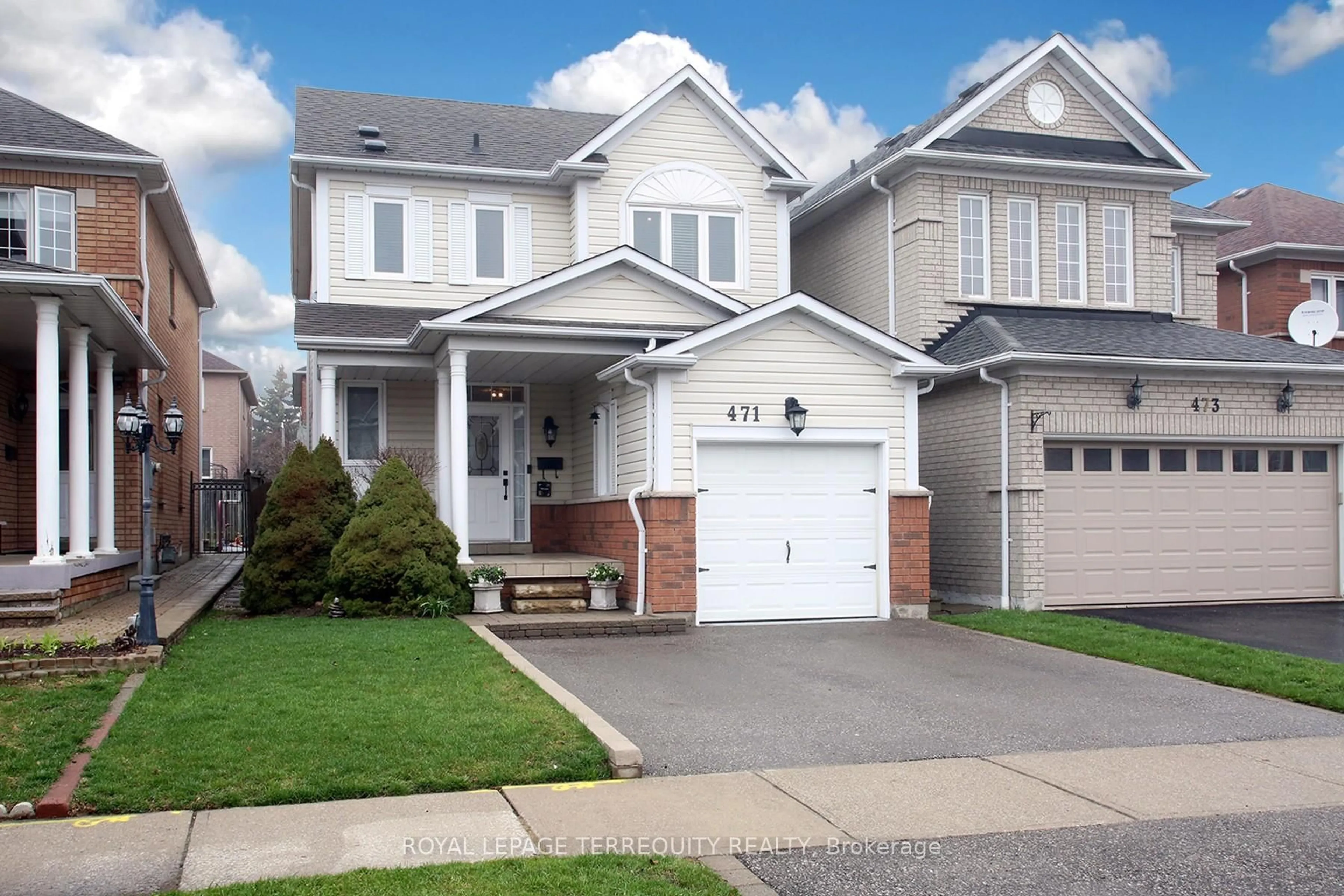 Home with vinyl exterior material, street for 471 Woodsmere Cres, Pickering Ontario L1V 7A5