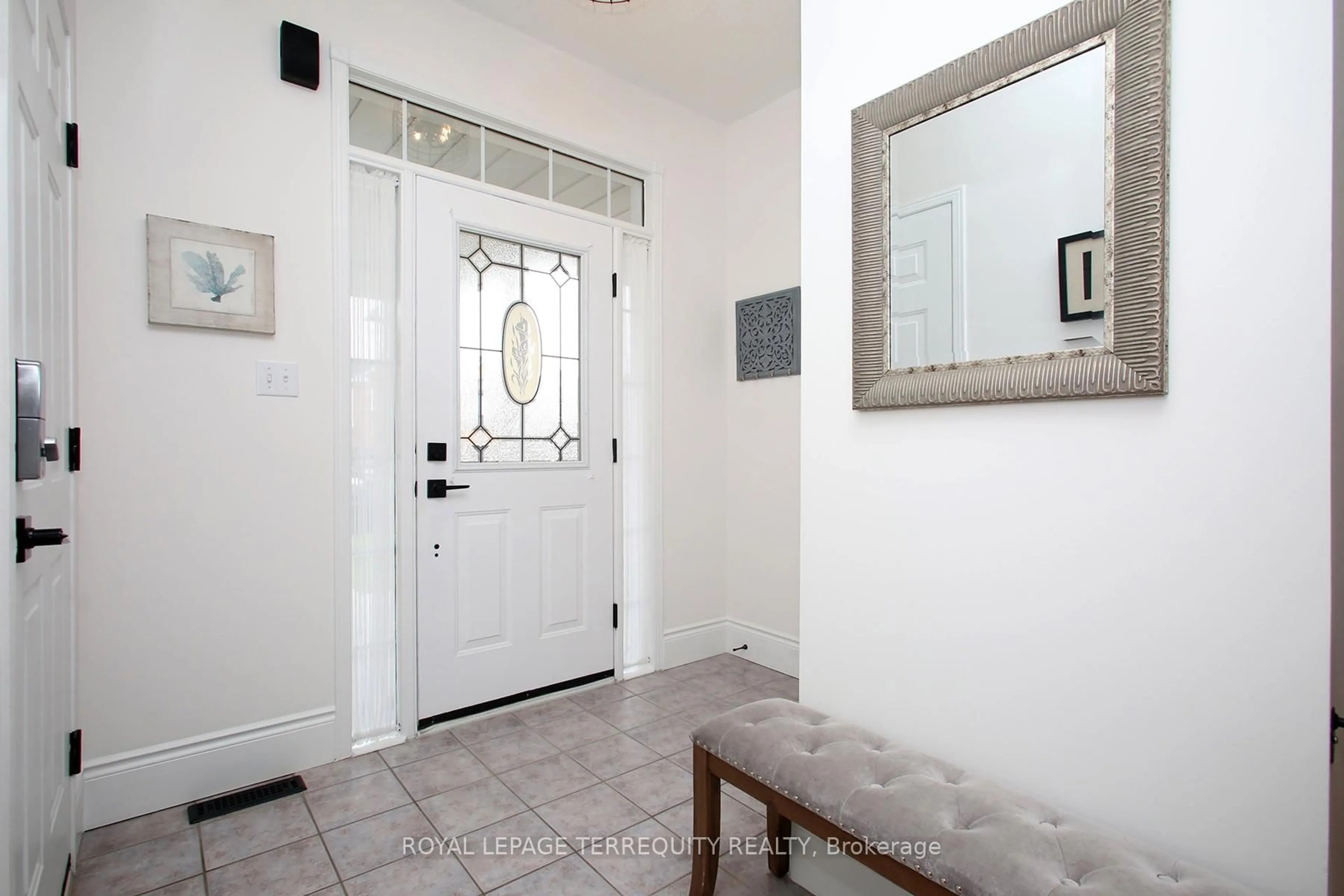 Indoor entryway for 471 Woodsmere Cres, Pickering Ontario L1V 7A5