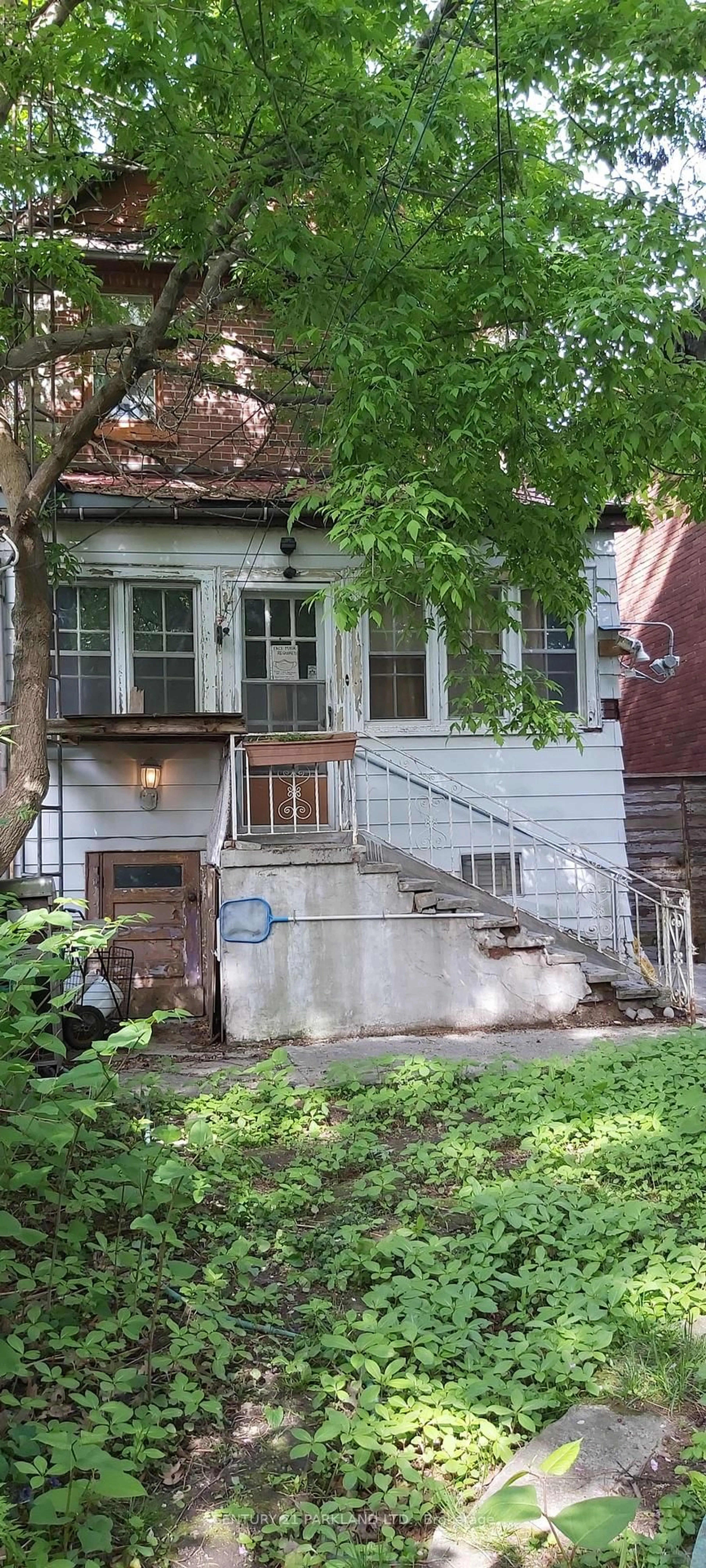 Stairs for 74 Kenilworth Ave, Toronto Ontario M4L 3S5