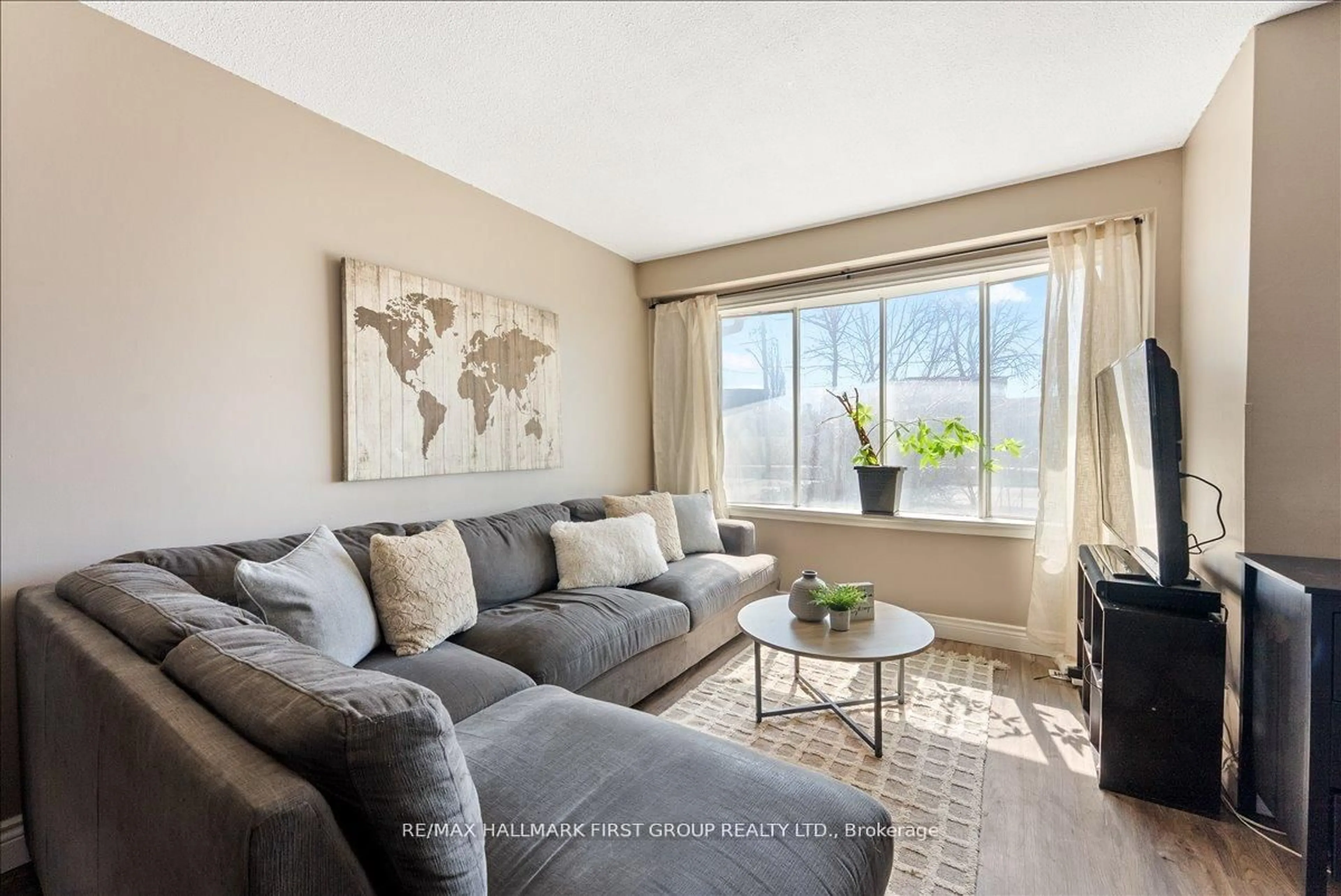 Living room with furniture, unknown for 398 Dean Ave, Oshawa Ontario L1H 3E2