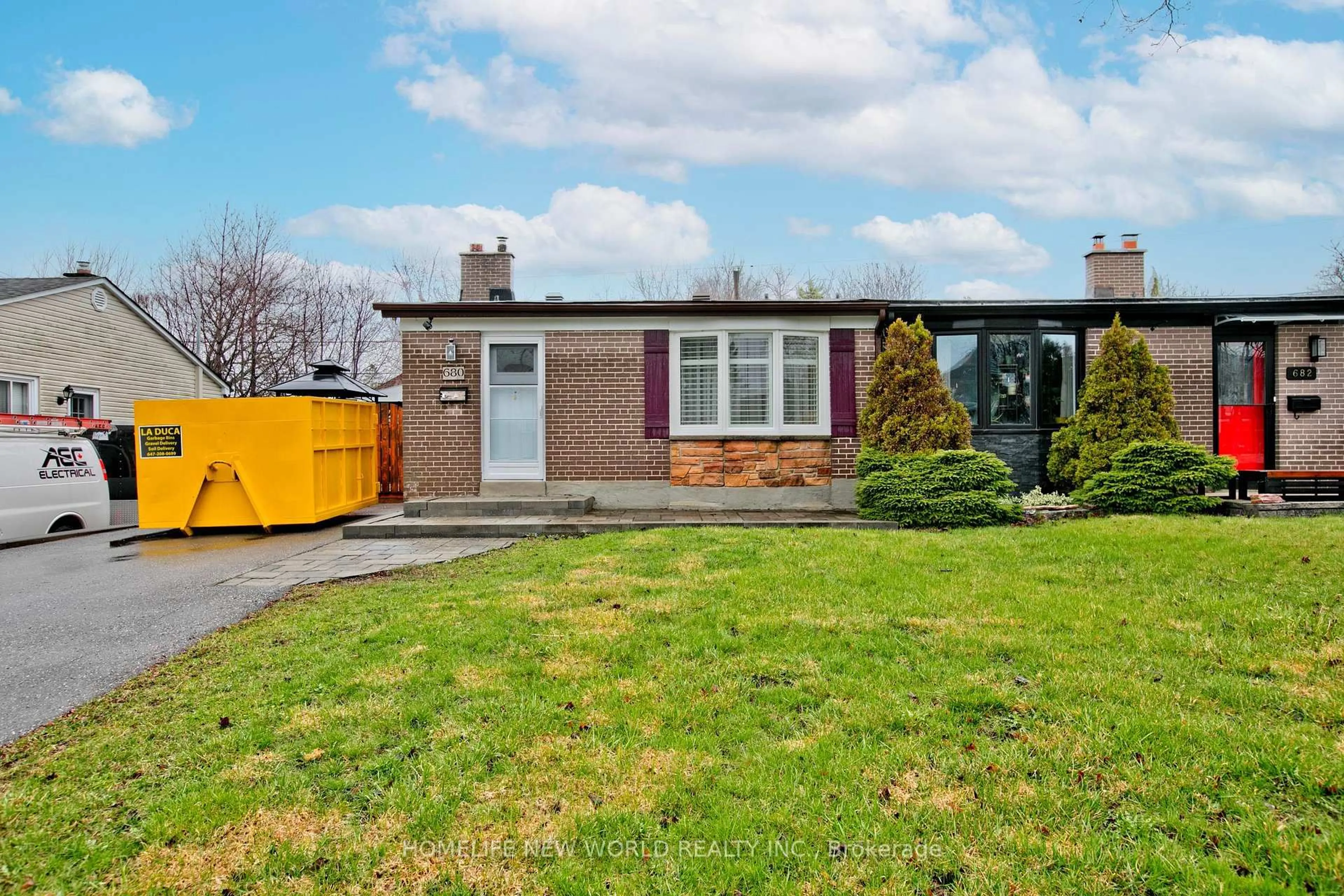 A pic from outside/outdoor area/front of a property/back of a property/a pic from drone, street for 680 Annland St, Pickering Ontario L1W 1B2