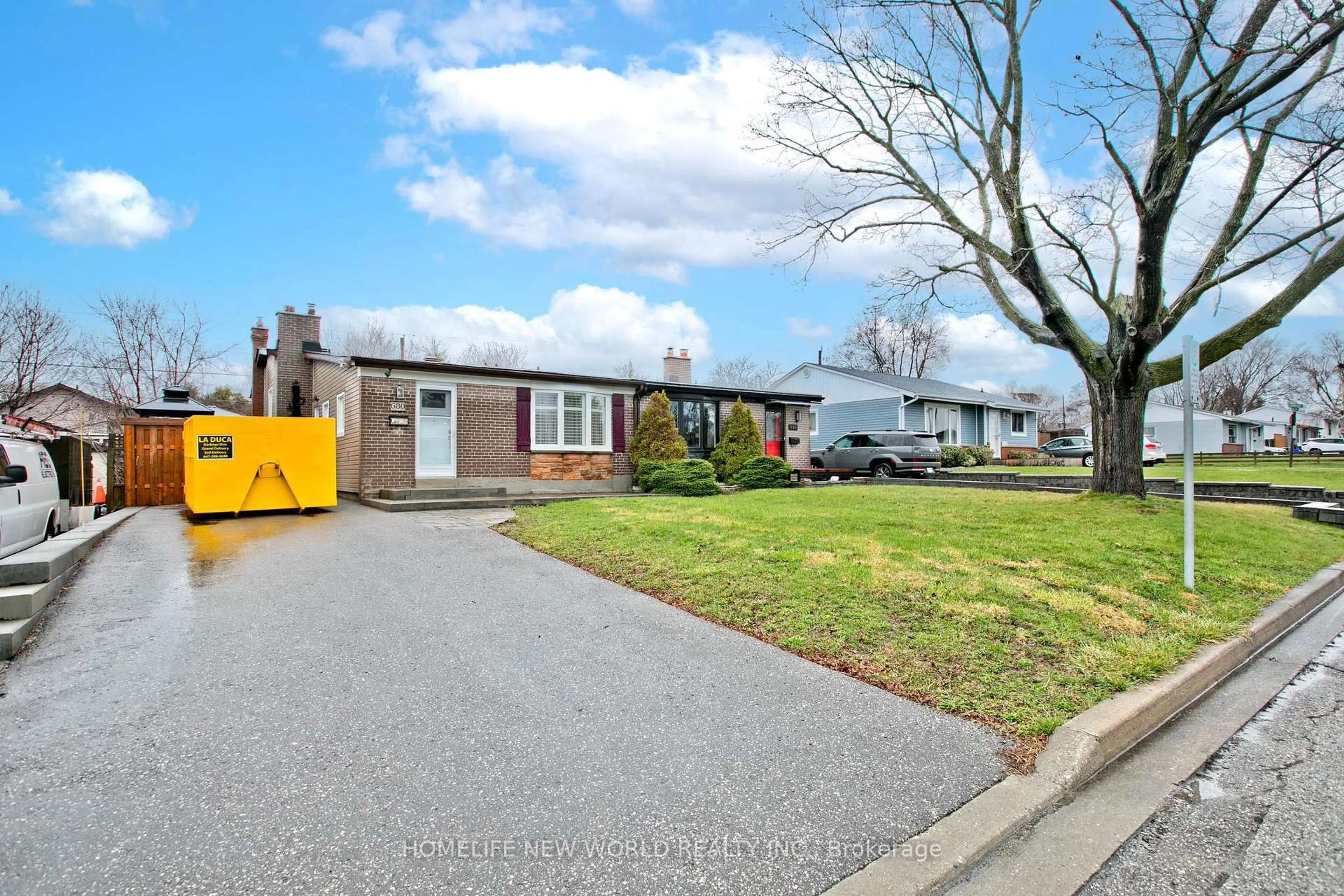 A pic from outside/outdoor area/front of a property/back of a property/a pic from drone, street for 680 Annland St, Pickering Ontario L1W 1B2