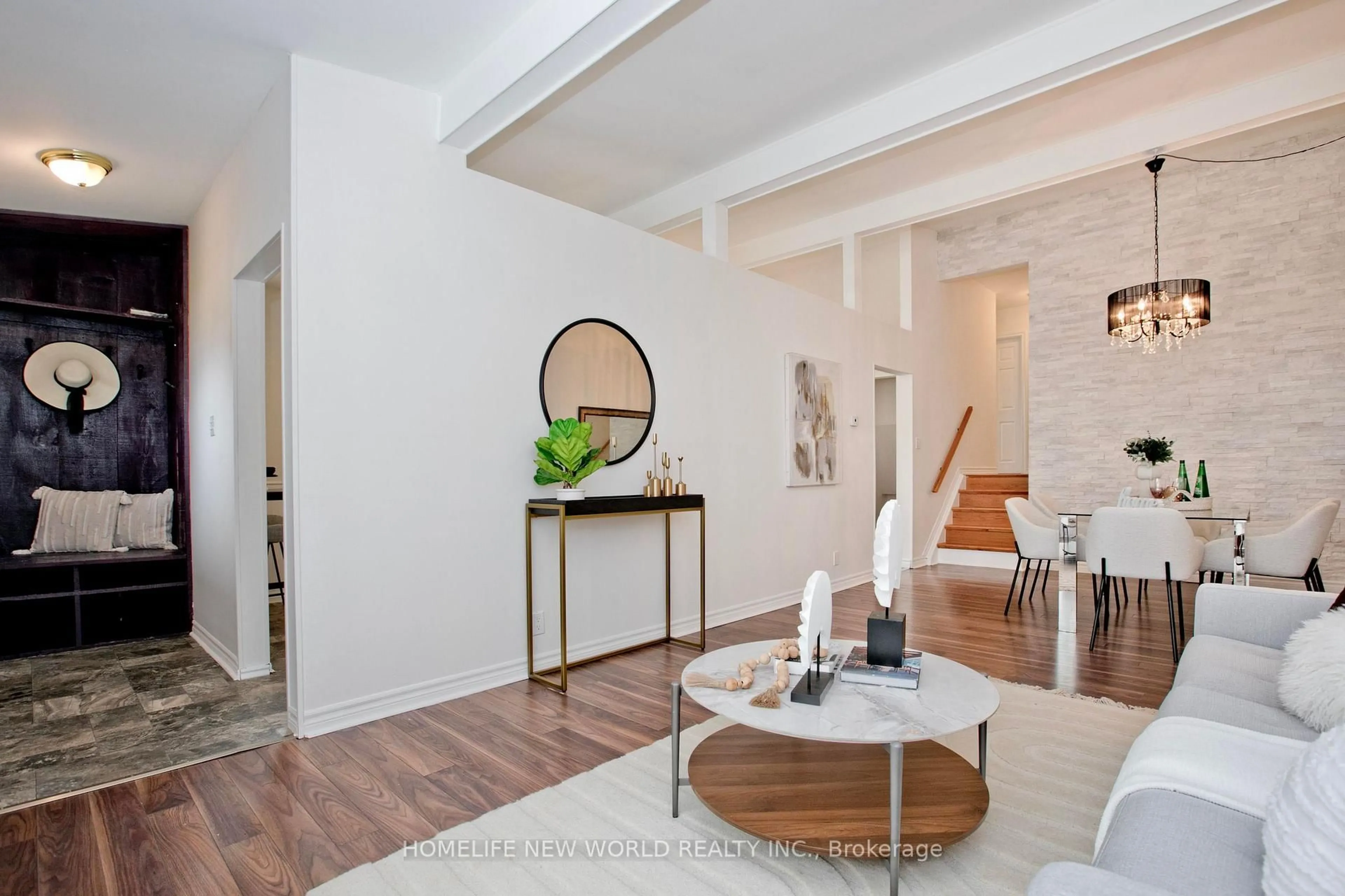 Indoor entryway for 680 Annland St, Pickering Ontario L1W 1B2