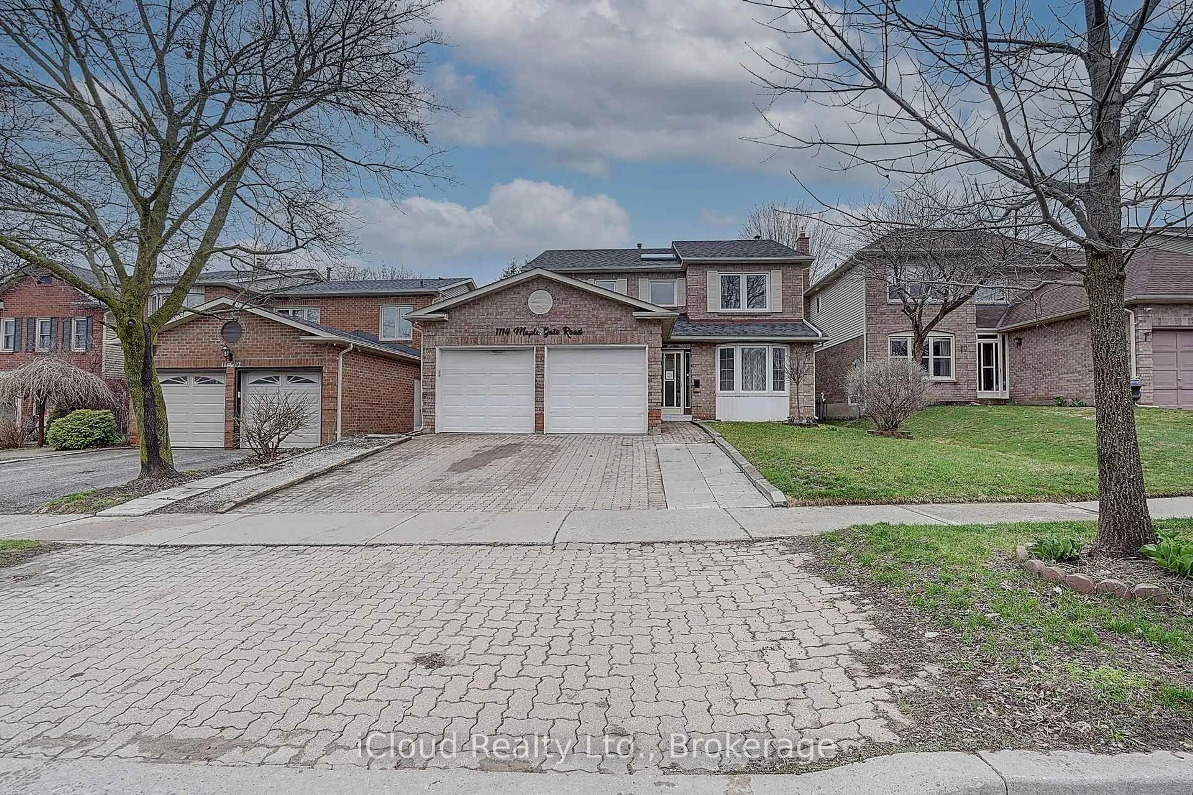 A pic from outside/outdoor area/front of a property/back of a property/a pic from drone, street for 1114 Maple Gate Rd, Pickering Ontario L1X 1B8
