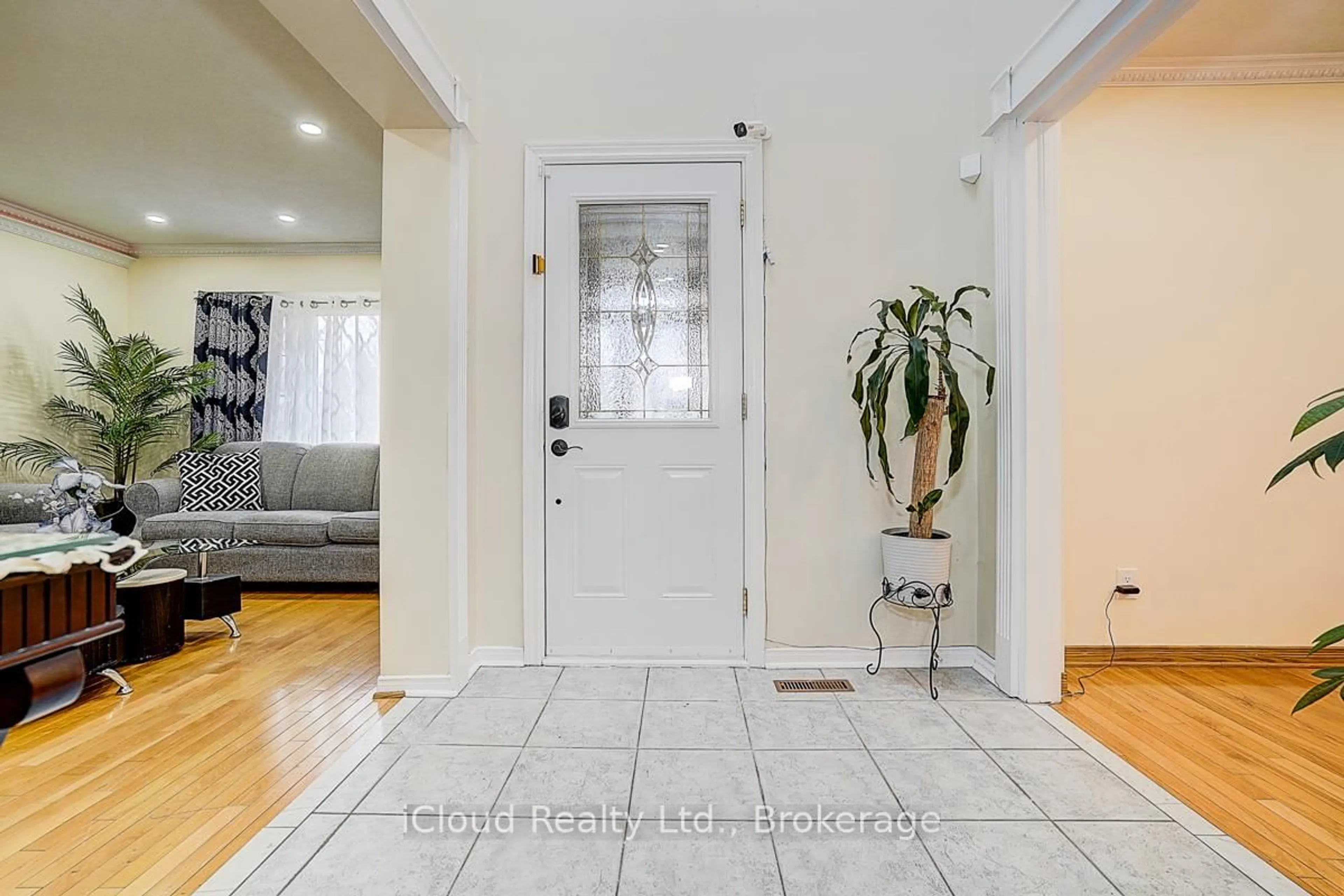 Indoor entryway for 1114 Maple Gate Rd, Pickering Ontario L1X 1B8