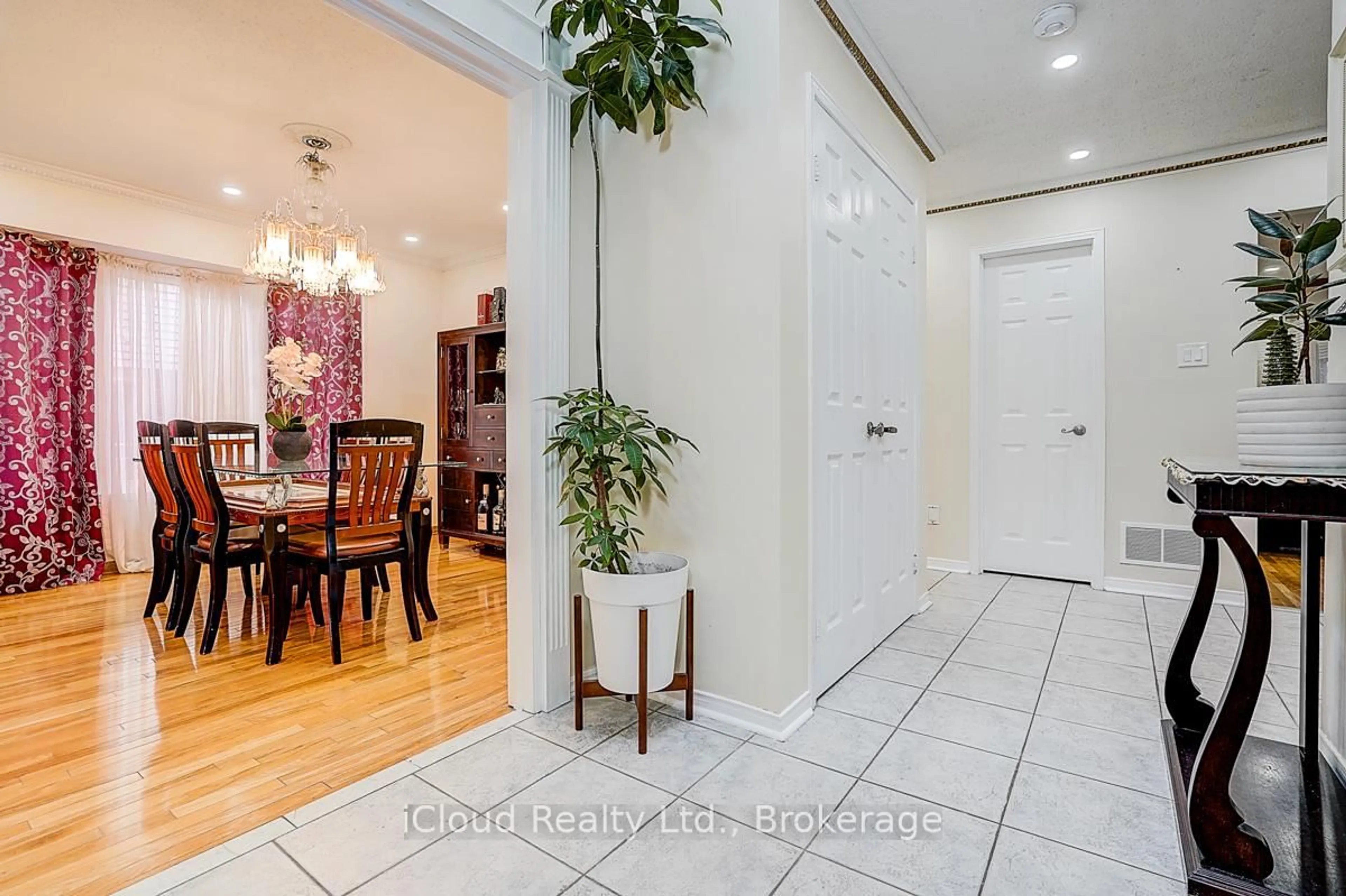 Indoor entryway for 1114 Maple Gate Rd, Pickering Ontario L1X 1B8