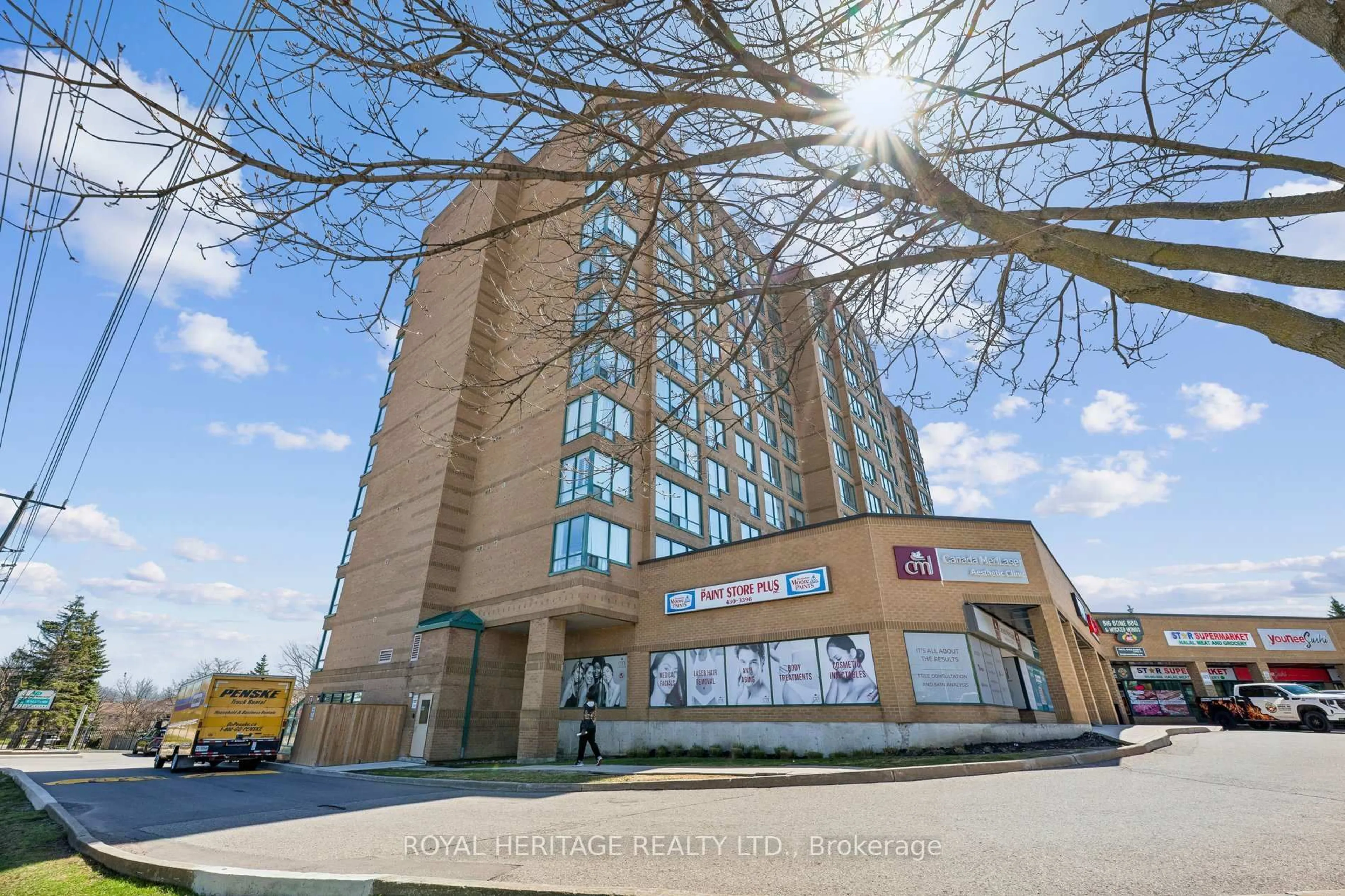 Indoor foyer for 711 Rossland Rd #1209, Whitby Ontario L1N 8Z1