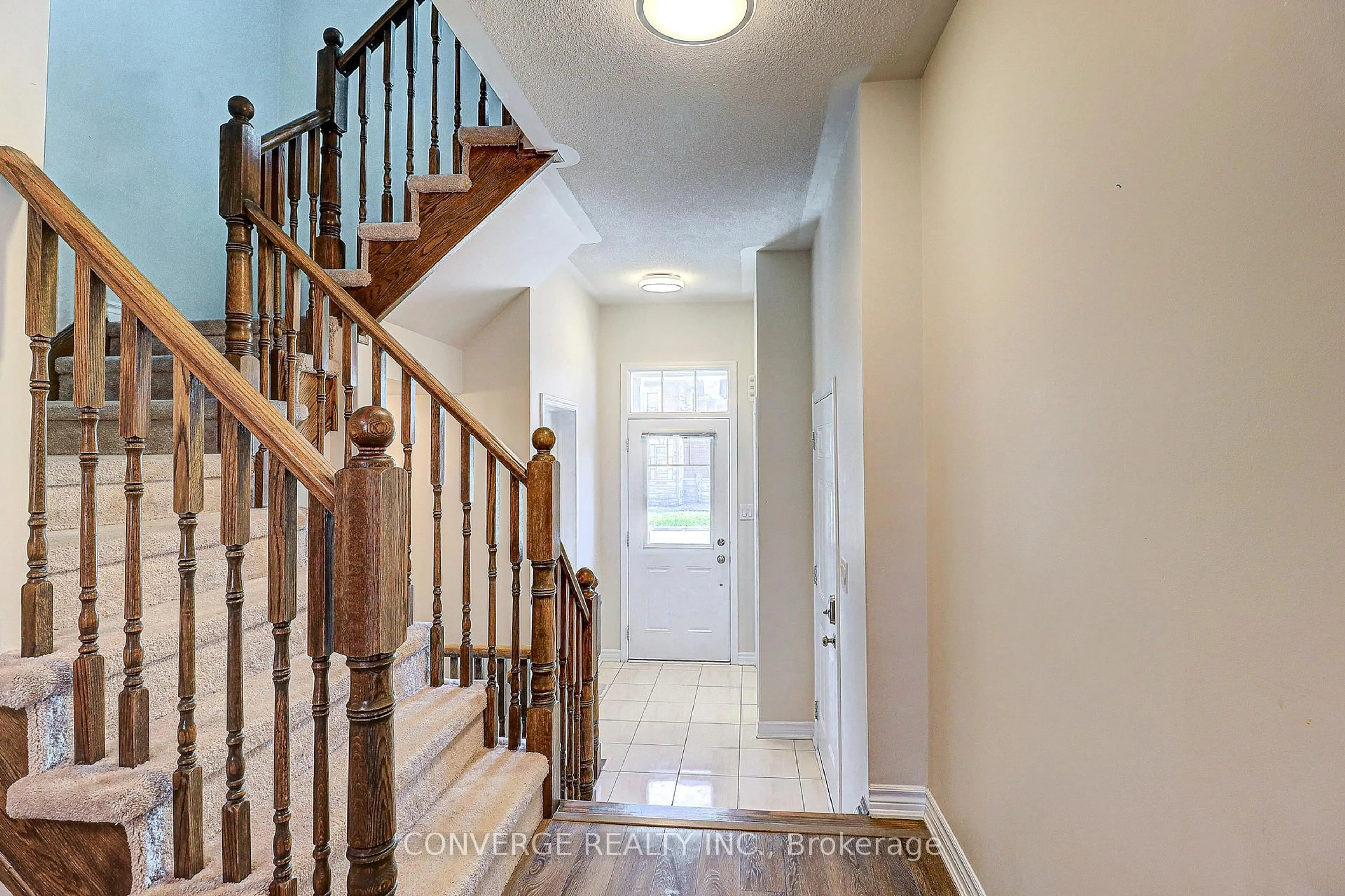 Indoor entryway for 2434 Moonlight Cres, Pickering Ontario L1X 0E9
