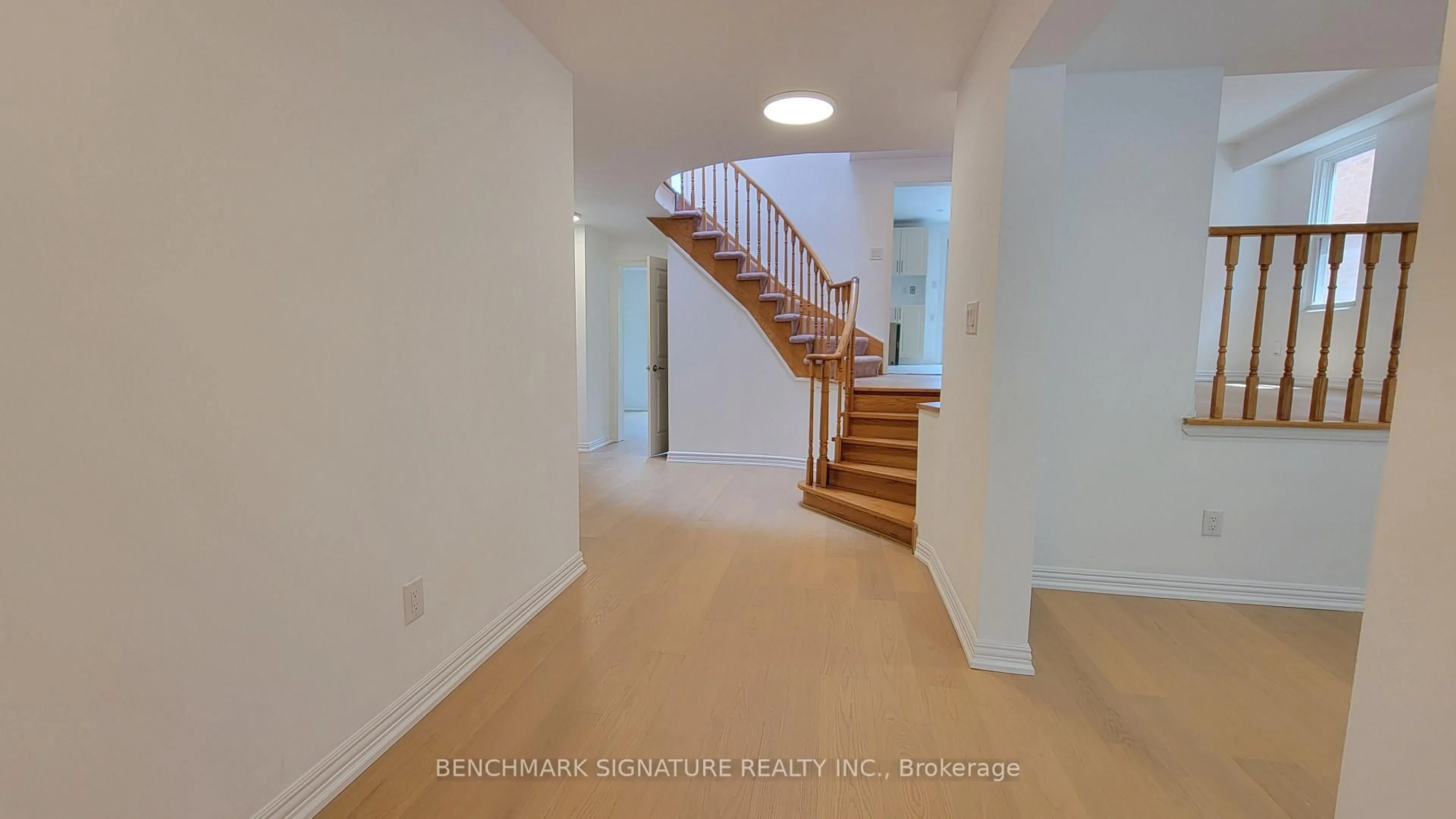 Indoor foyer for 35 Wintermute Blvd, Toronto Ontario M1W 3M5