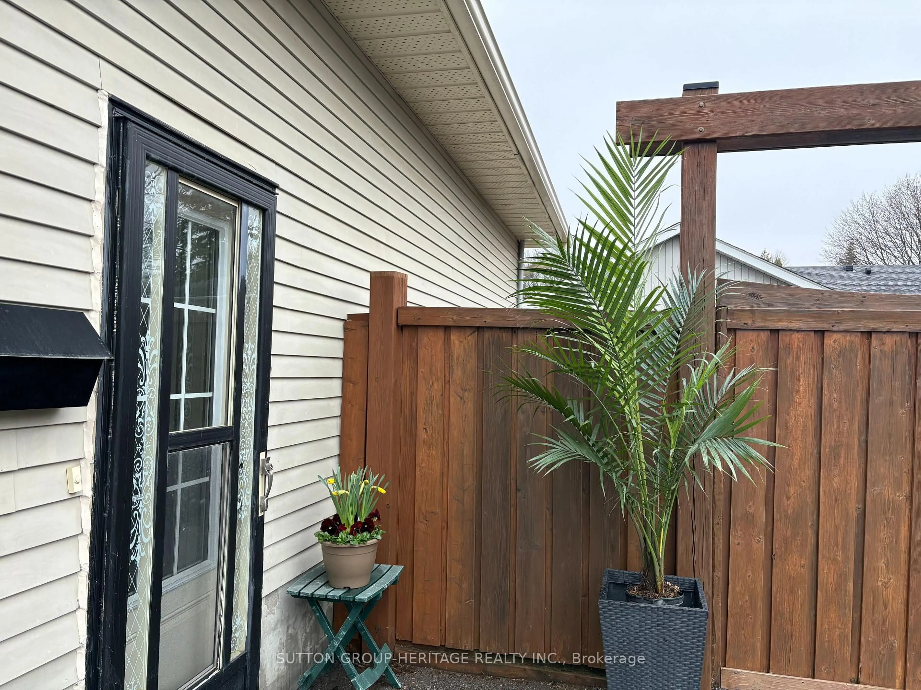 Indoor entryway for 202 Willis Ave, Whitby Ontario L1N 9J9