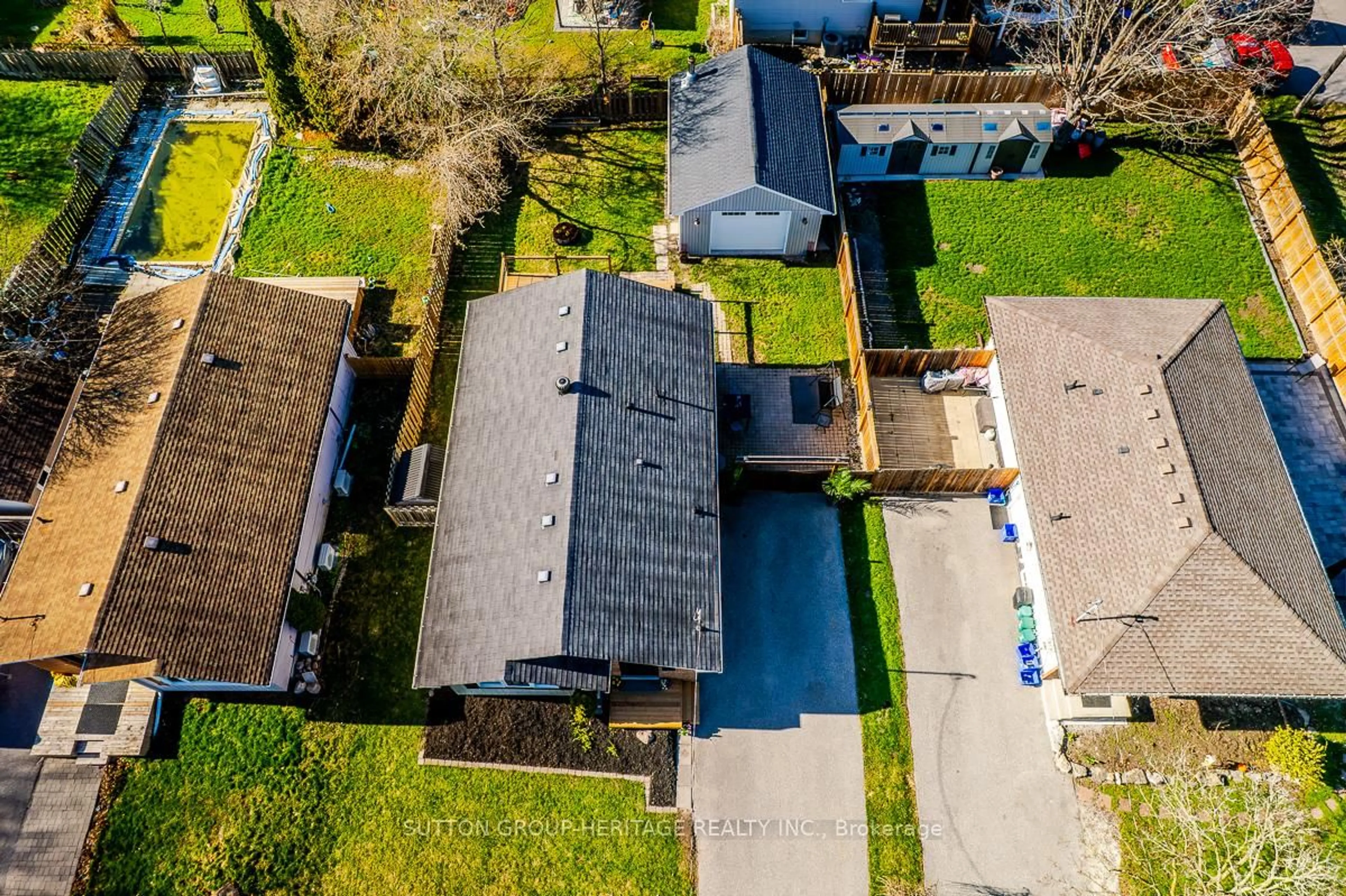 A pic from outside/outdoor area/front of a property/back of a property/a pic from drone, street for 202 Willis Ave, Whitby Ontario L1N 9J9