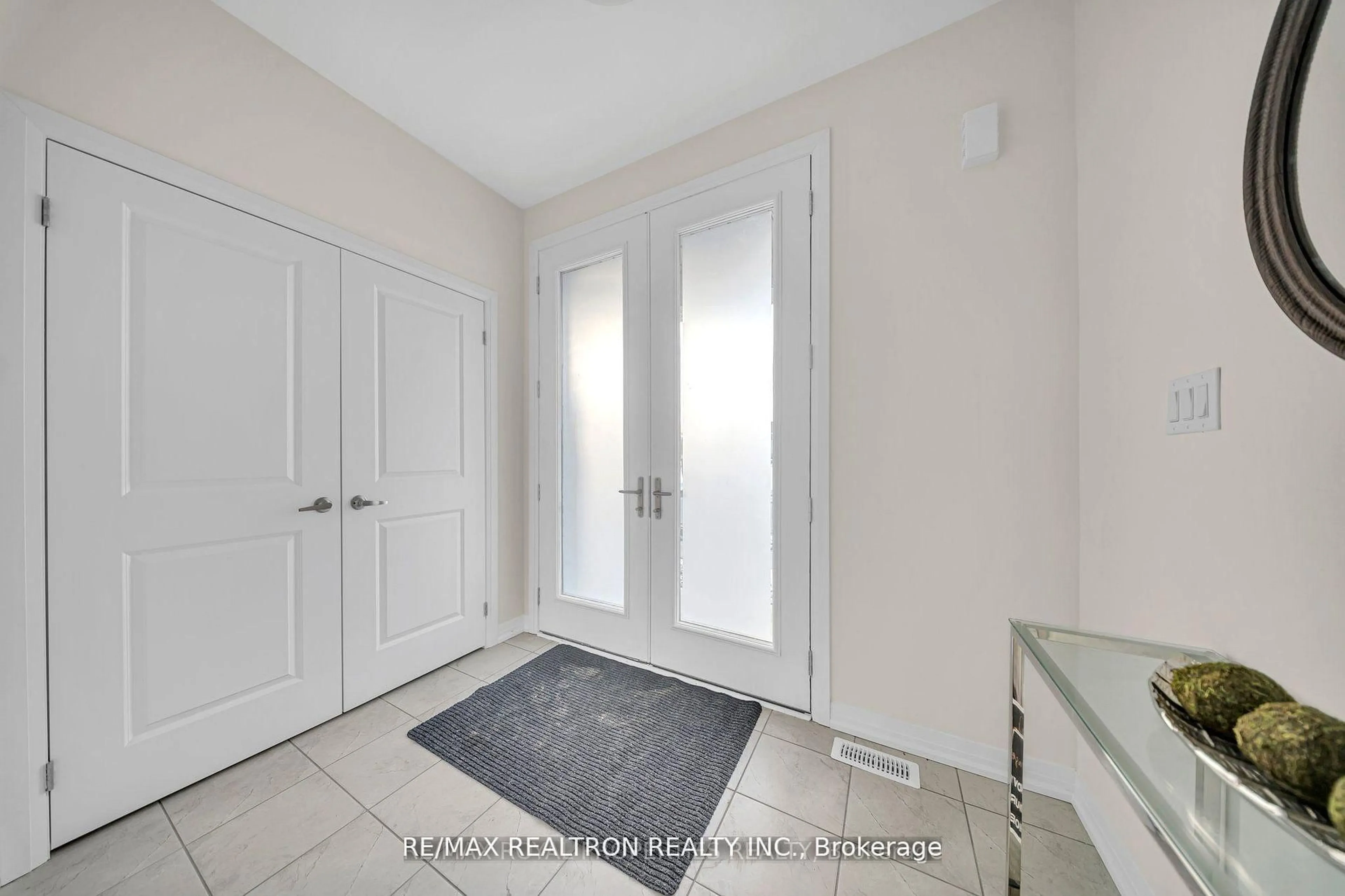 Indoor entryway for 1053 Zircon Manr, Pickering Ontario L1X 0P9