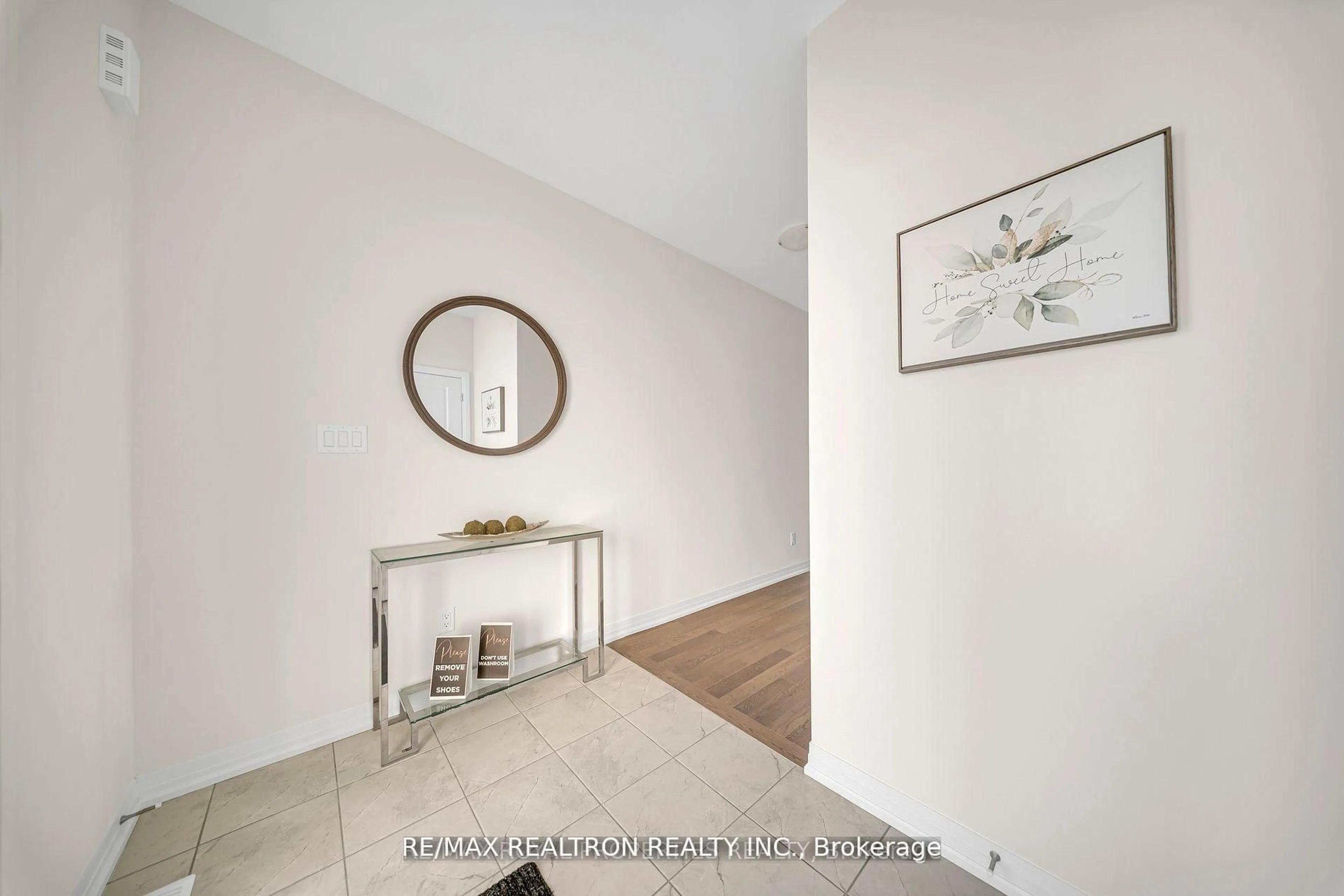 Indoor entryway for 1053 Zircon Manr, Pickering Ontario L1X 0P9