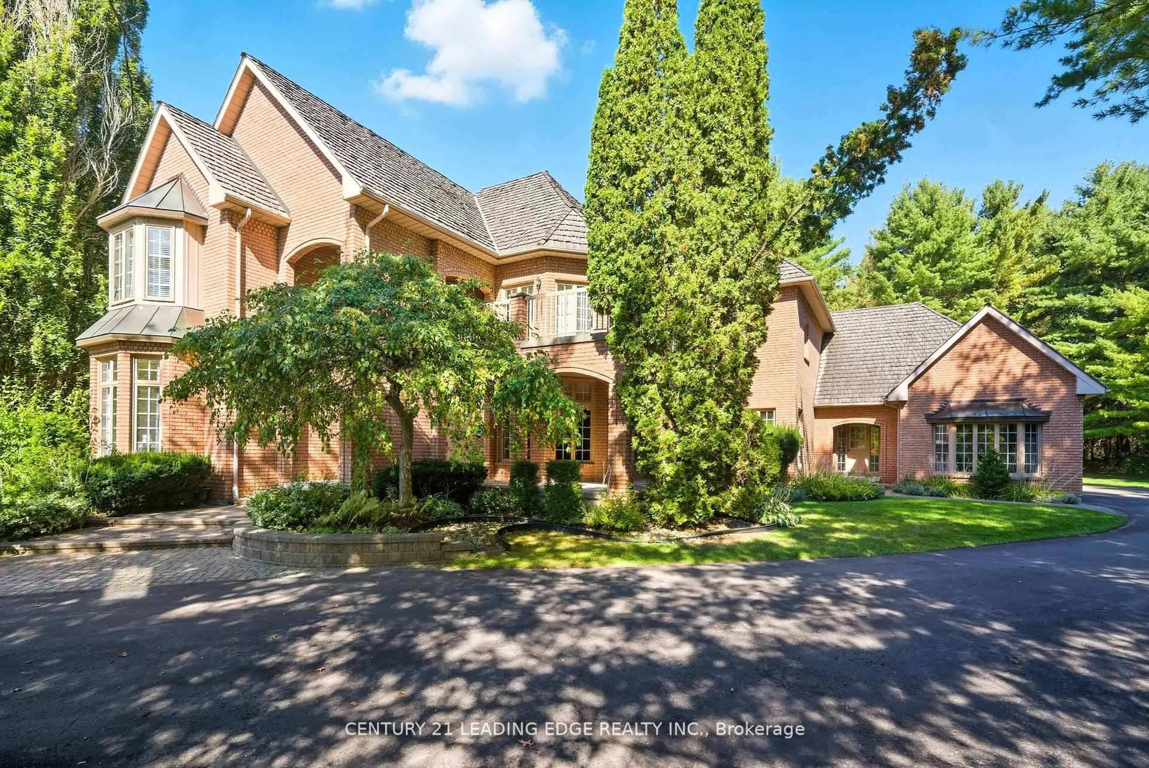 A pic from outside/outdoor area/front of a property/back of a property/a pic from drone, street for 8 Bunhill Crt, Ajax Ontario L1Z 1X5