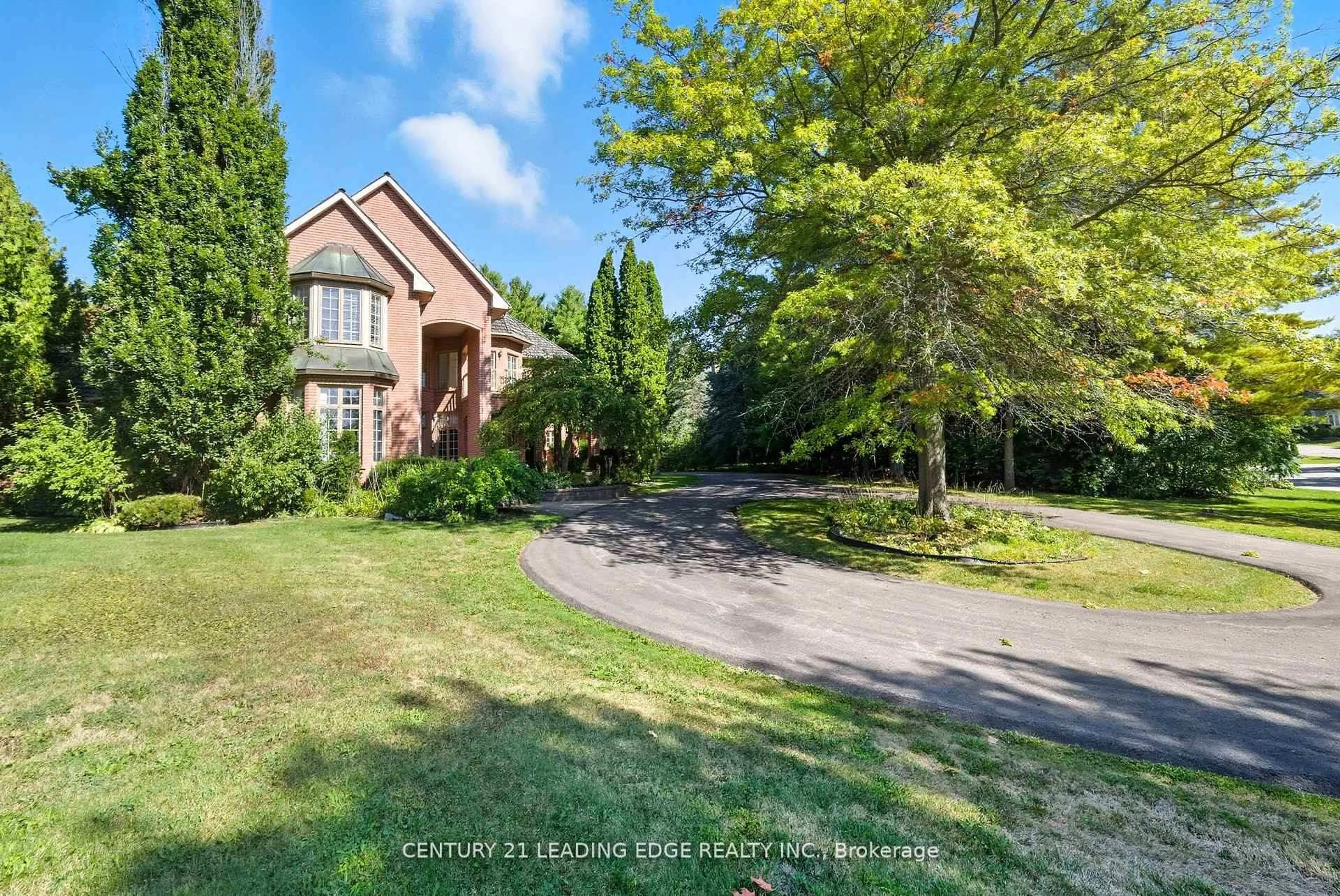 A pic from outside/outdoor area/front of a property/back of a property/a pic from drone, street for 8 Bunhill Crt, Ajax Ontario L1Z 1X5
