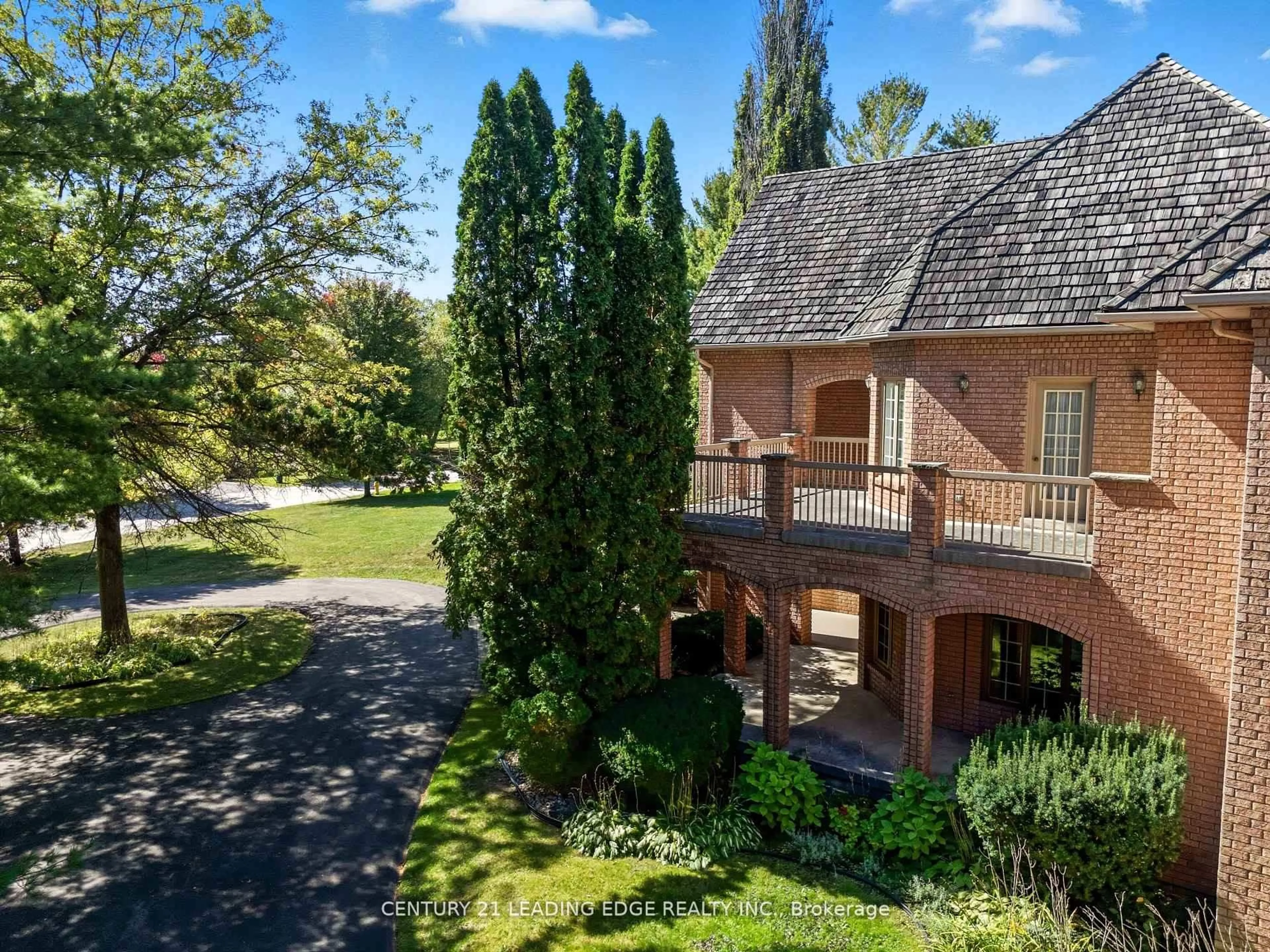 A pic from outside/outdoor area/front of a property/back of a property/a pic from drone, street for 8 Bunhill Crt, Ajax Ontario L1Z 1X5