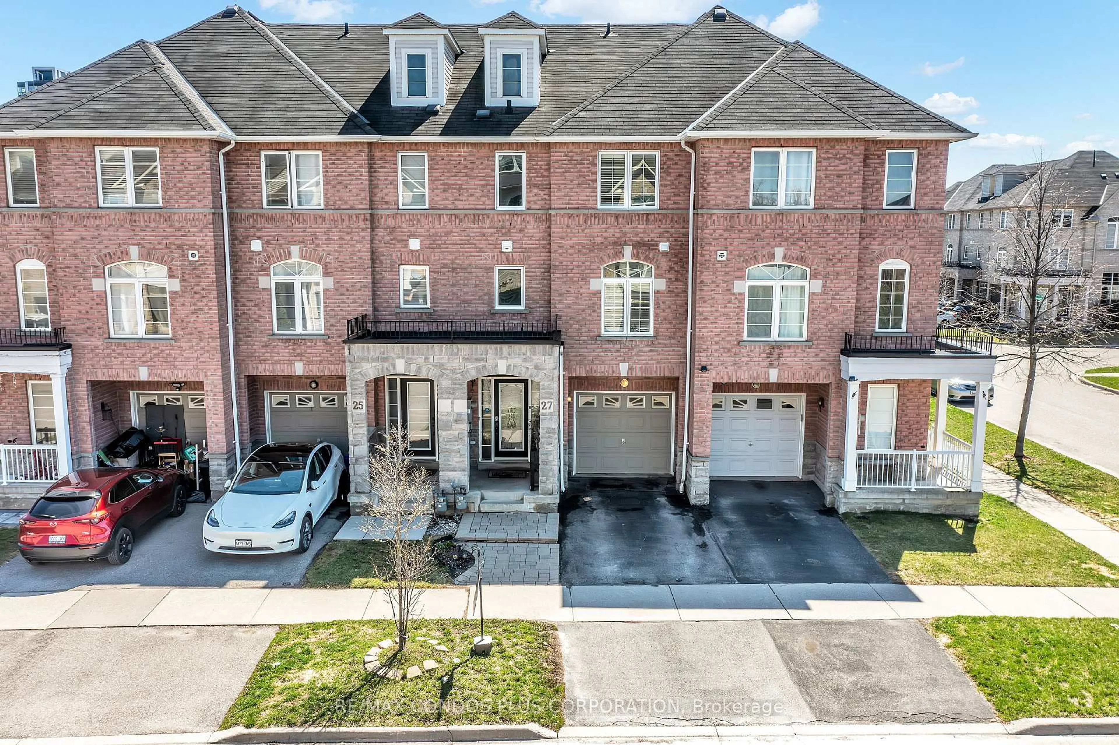 A pic from outside/outdoor area/front of a property/back of a property/a pic from drone, street for 3 Powers Valley Crt, Ajax Ontario L1S 7T9
