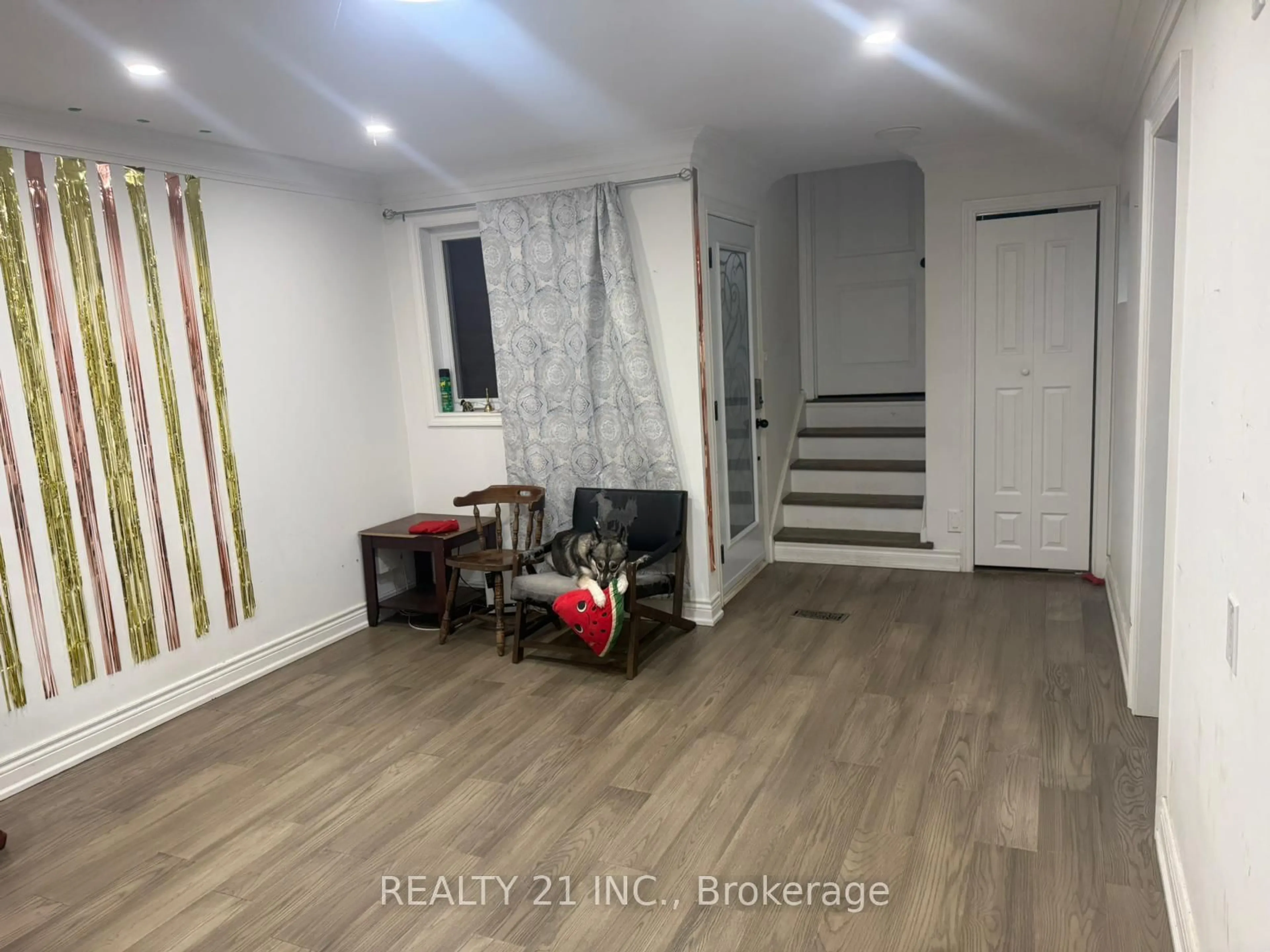 A pic of a room for 120 Queensbury Ave, Toronto Ontario M1N 2X7