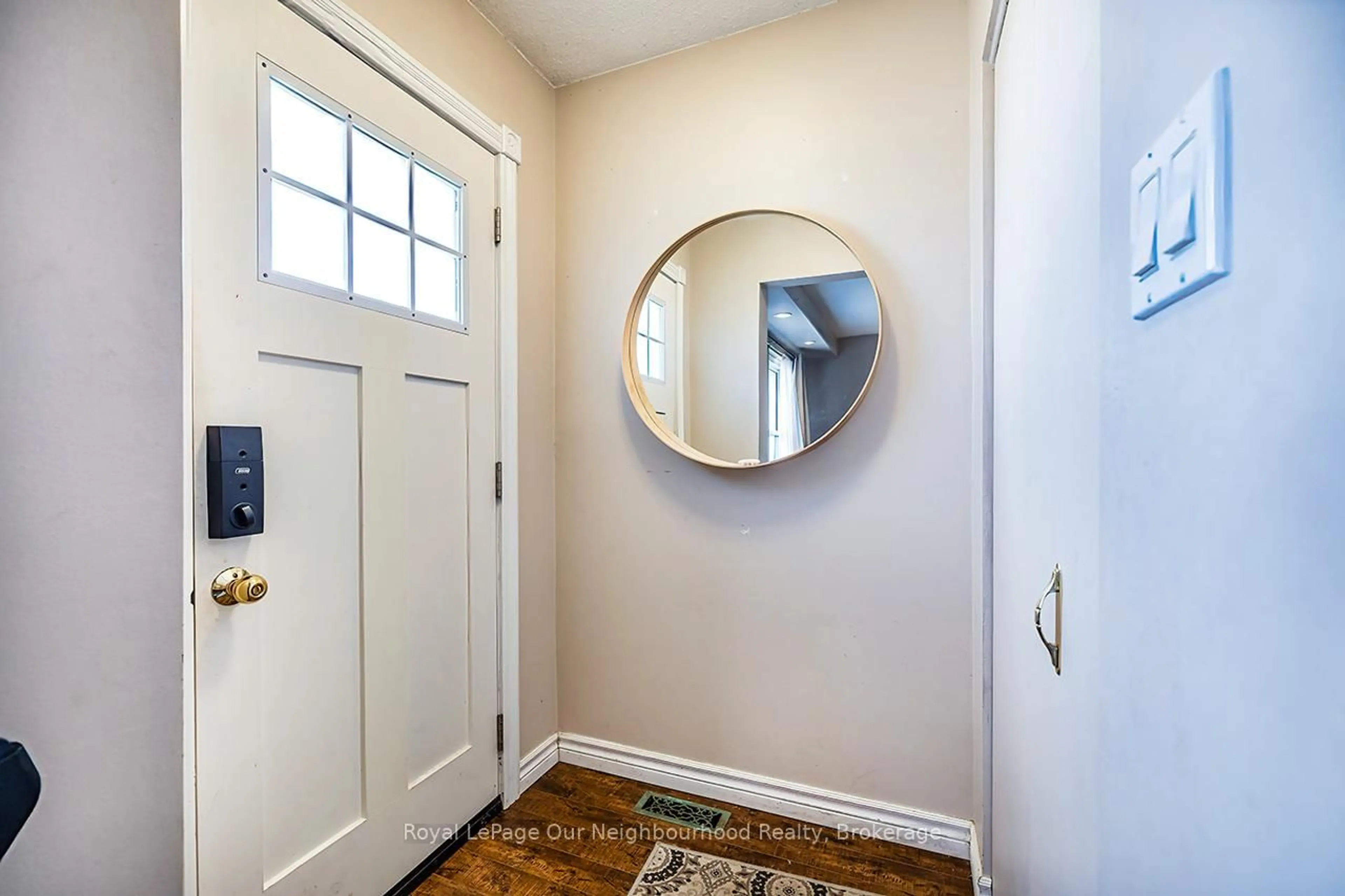 Indoor entryway for 976 Southport Dr, Oshawa Ontario L1H 8A3