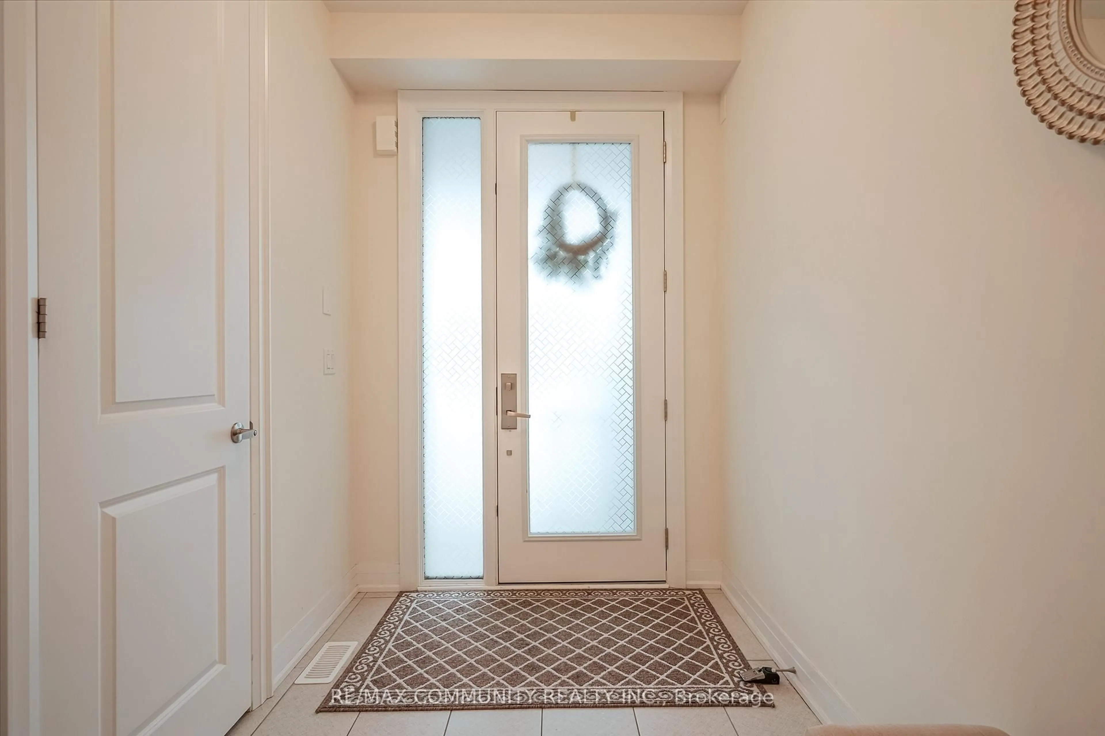 Indoor entryway for 55 Hoad St, Clarington Ontario L1B 0W1