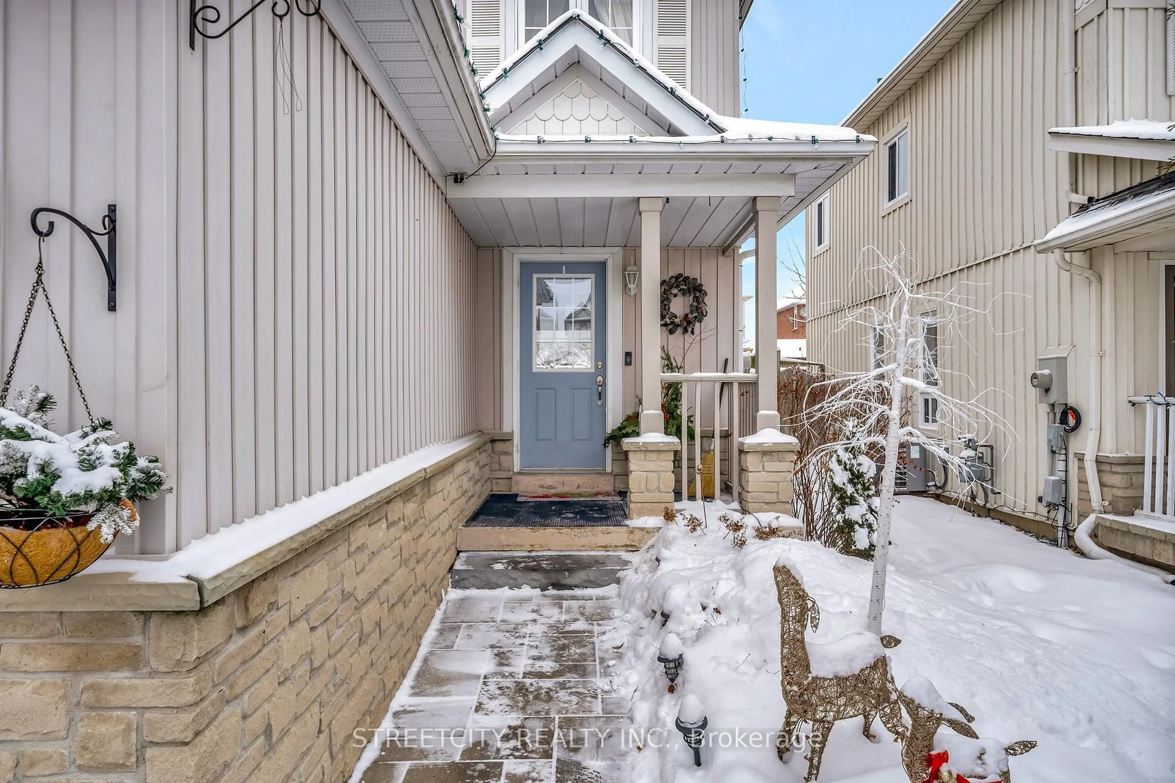 Indoor entryway for 8 Shipley Ave, Clarington Ontario L1B 1M6