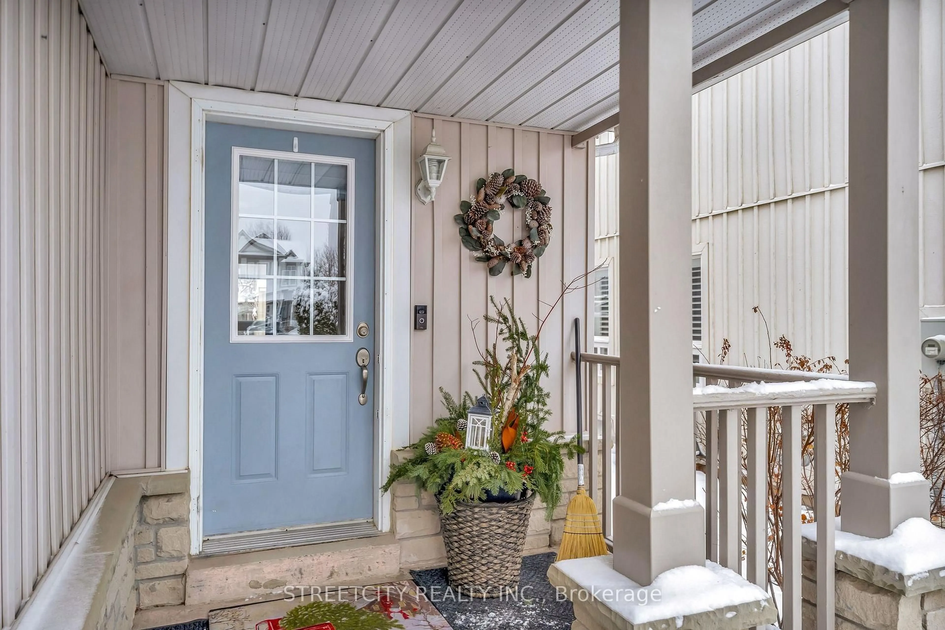 Indoor entryway for 8 Shipley Ave, Clarington Ontario L1B 1M6