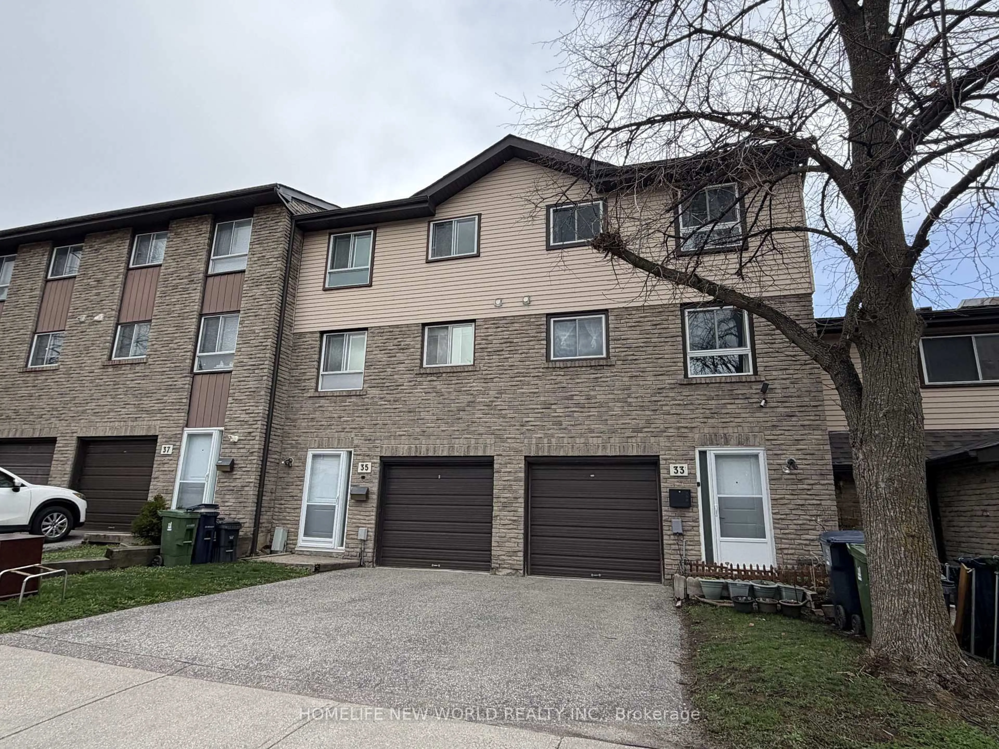 A pic from outside/outdoor area/front of a property/back of a property/a pic from drone, street for 1121 Sandhurst Circ #35, Toronto Ontario M1V 1V4