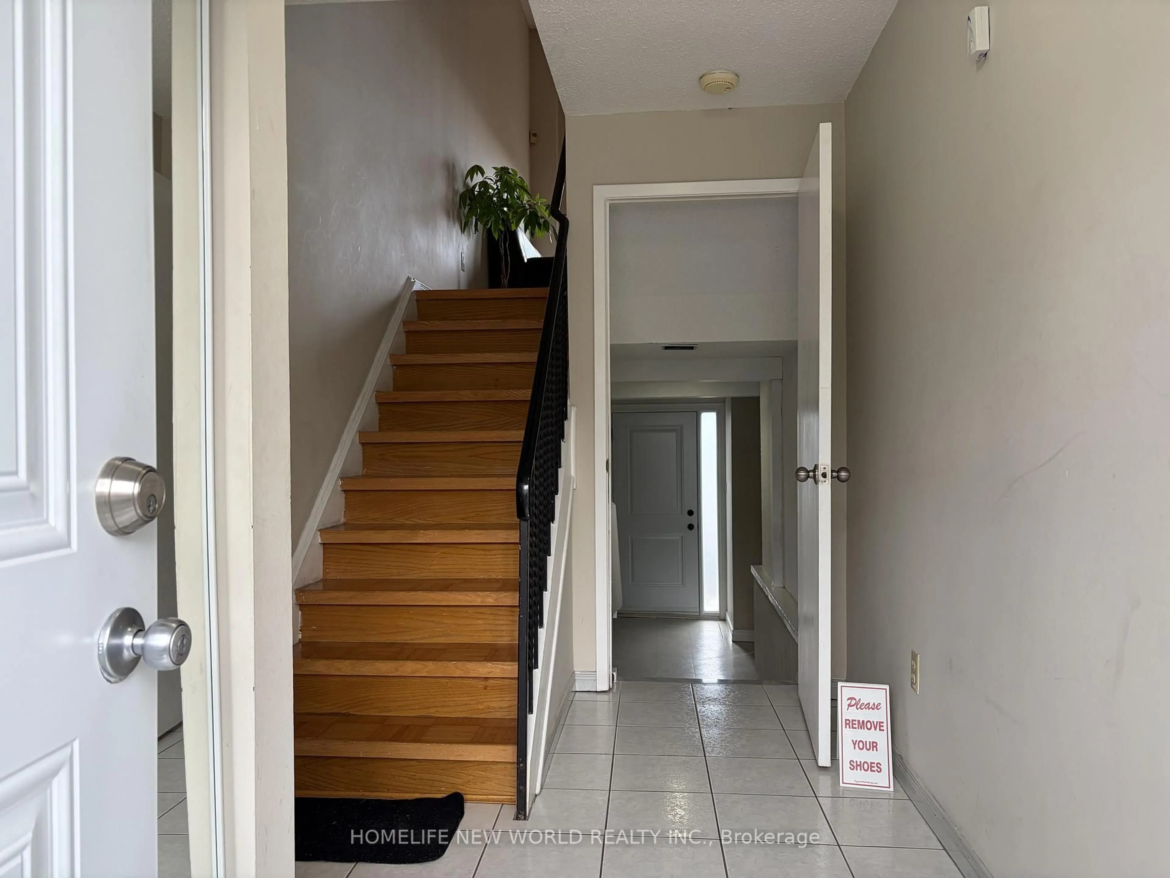 Indoor entryway for 1121 Sandhurst Circ #35, Toronto Ontario M1V 1V4