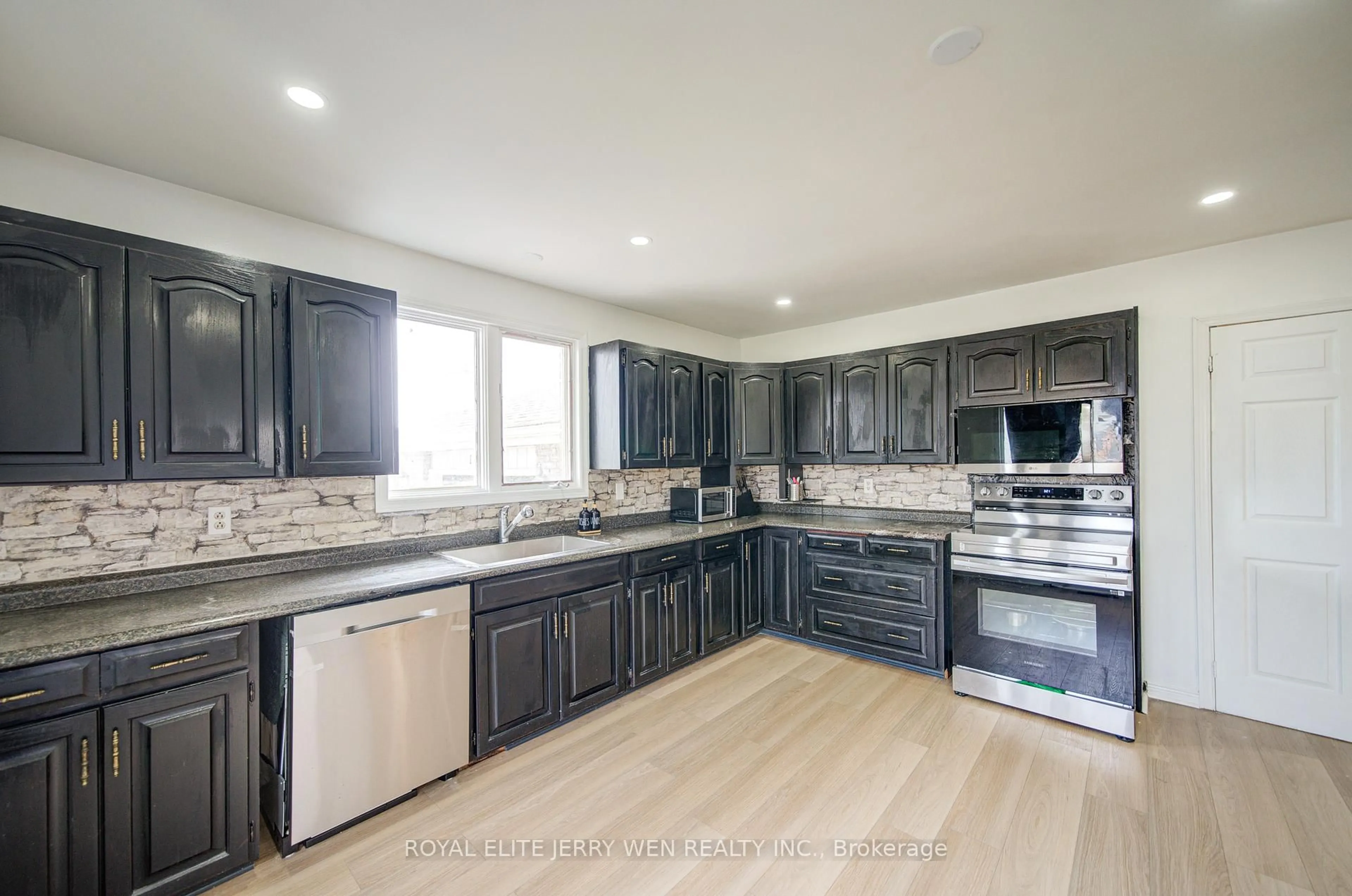 Open concept kitchen, unknown for 1402 Wilson Rd, Oshawa Ontario L1K 2B9