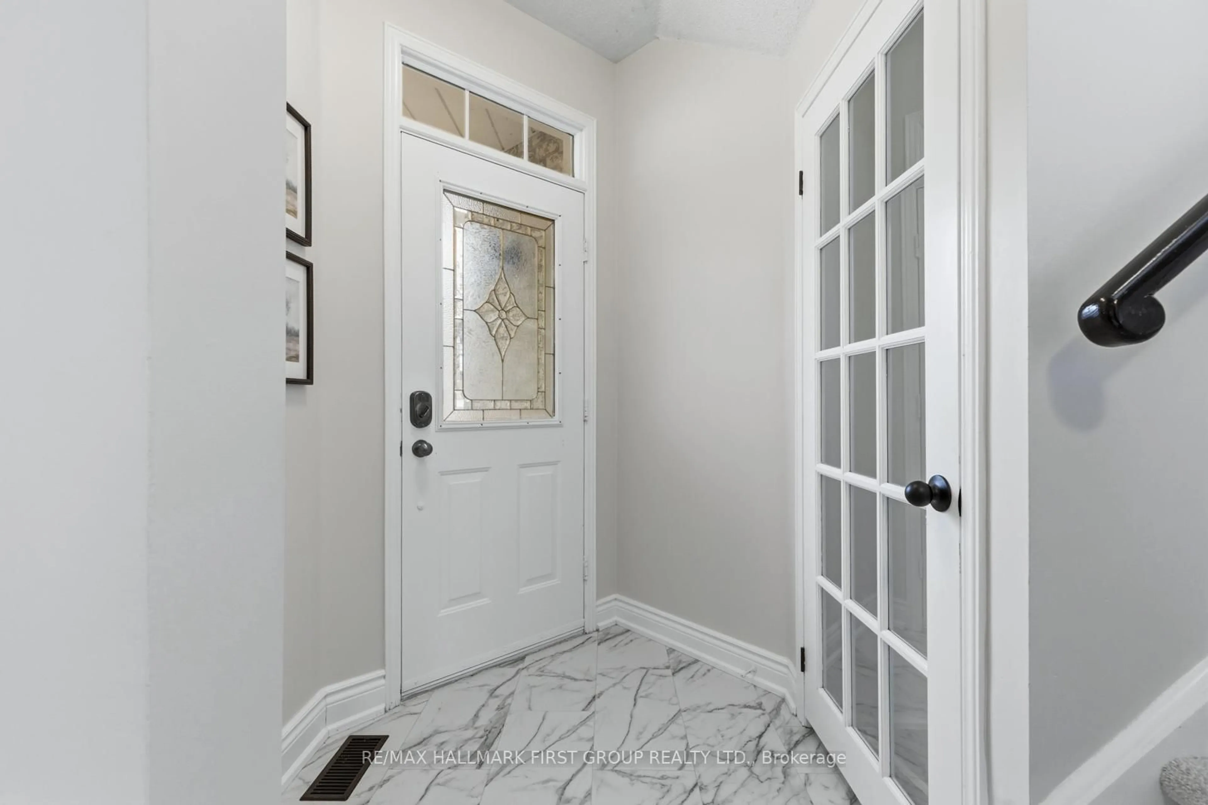 Indoor entryway for 1143 Timberland Cres, Oshawa Ontario L1K 2K8