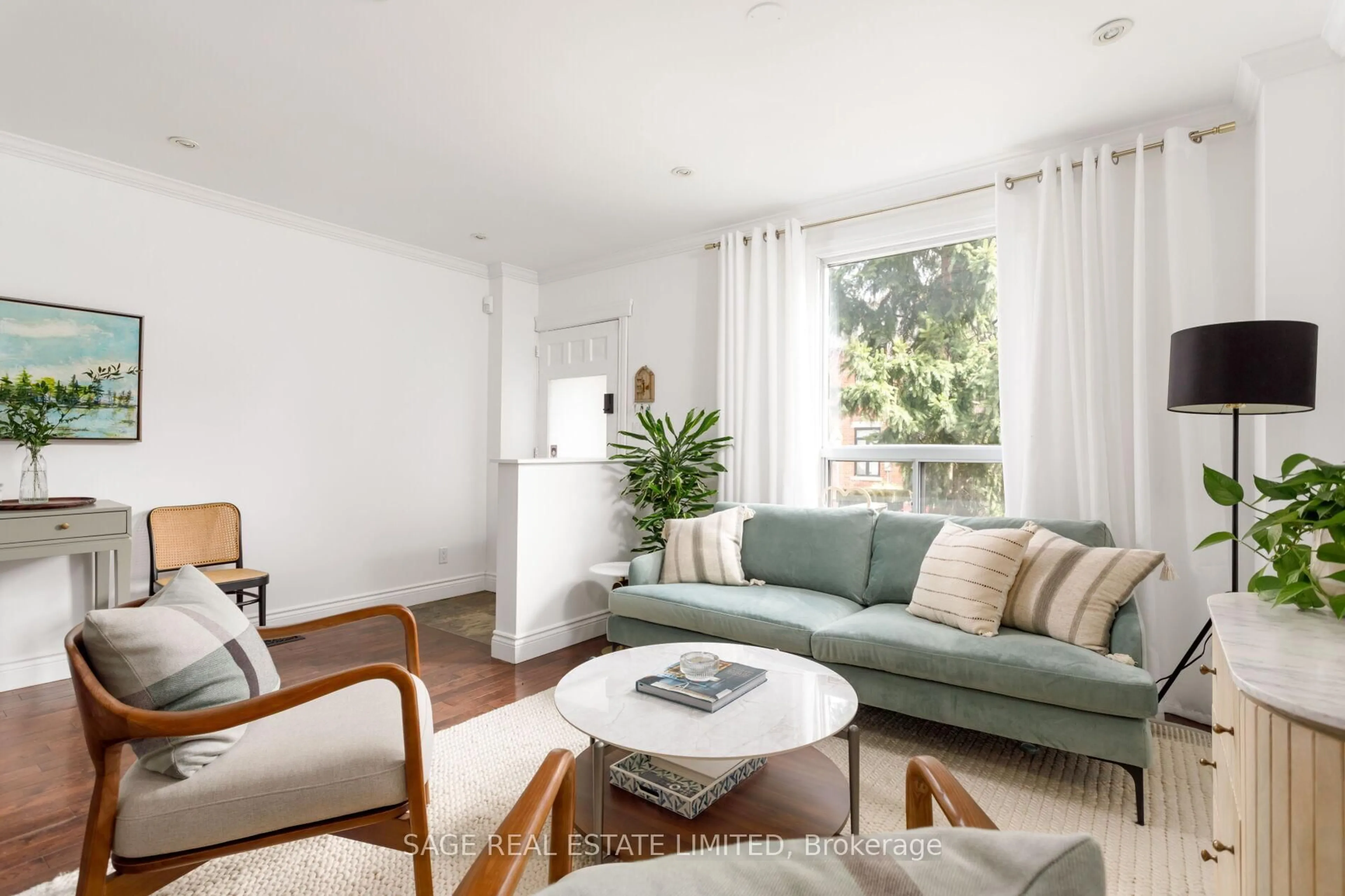 Living room with furniture, unknown for 206 Hamilton St, Toronto Ontario M4M 2E2