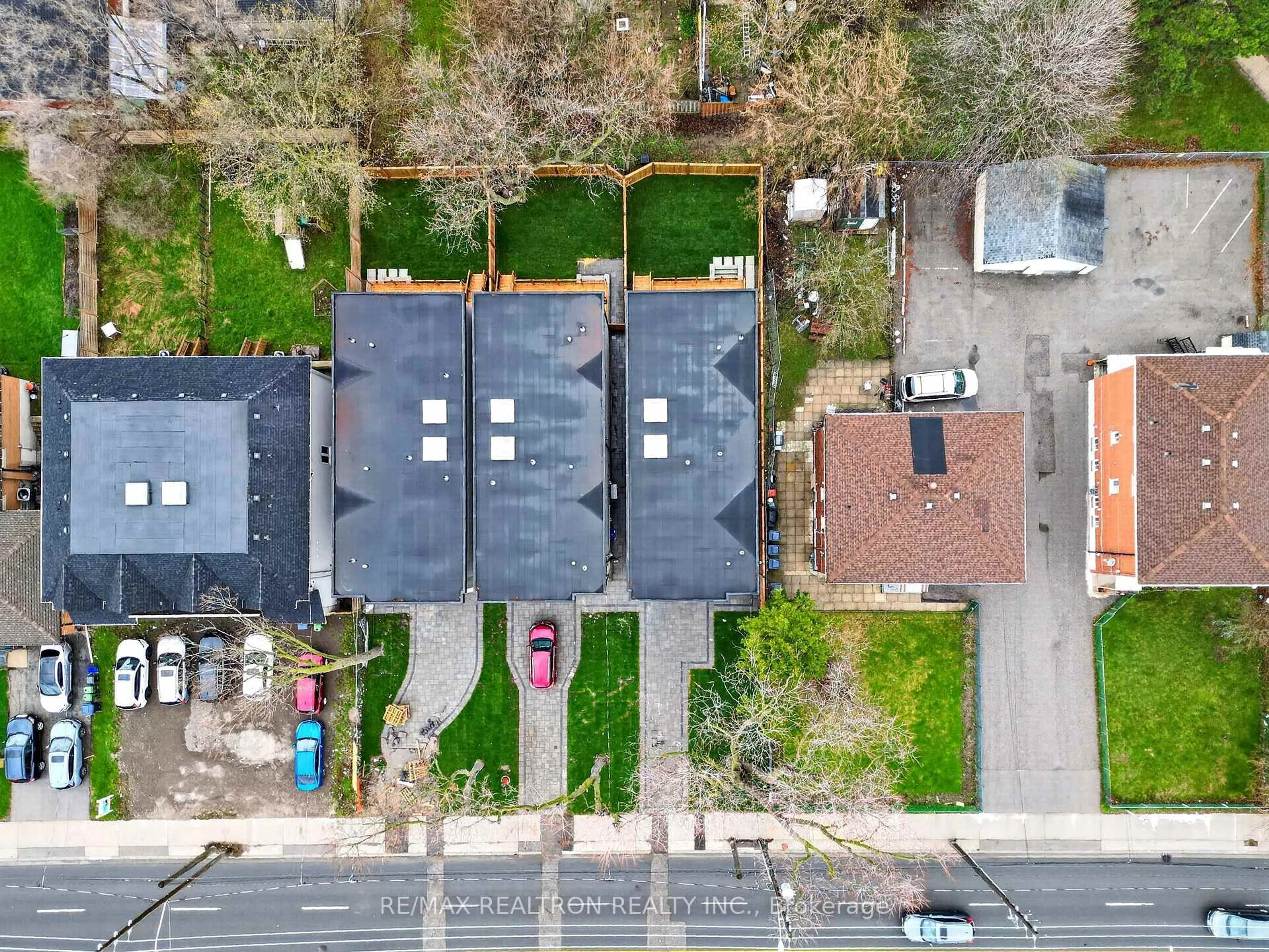 A pic from outside/outdoor area/front of a property/back of a property/a pic from drone, street for 792 Midland Ave, Toronto Ontario M1K 4E7