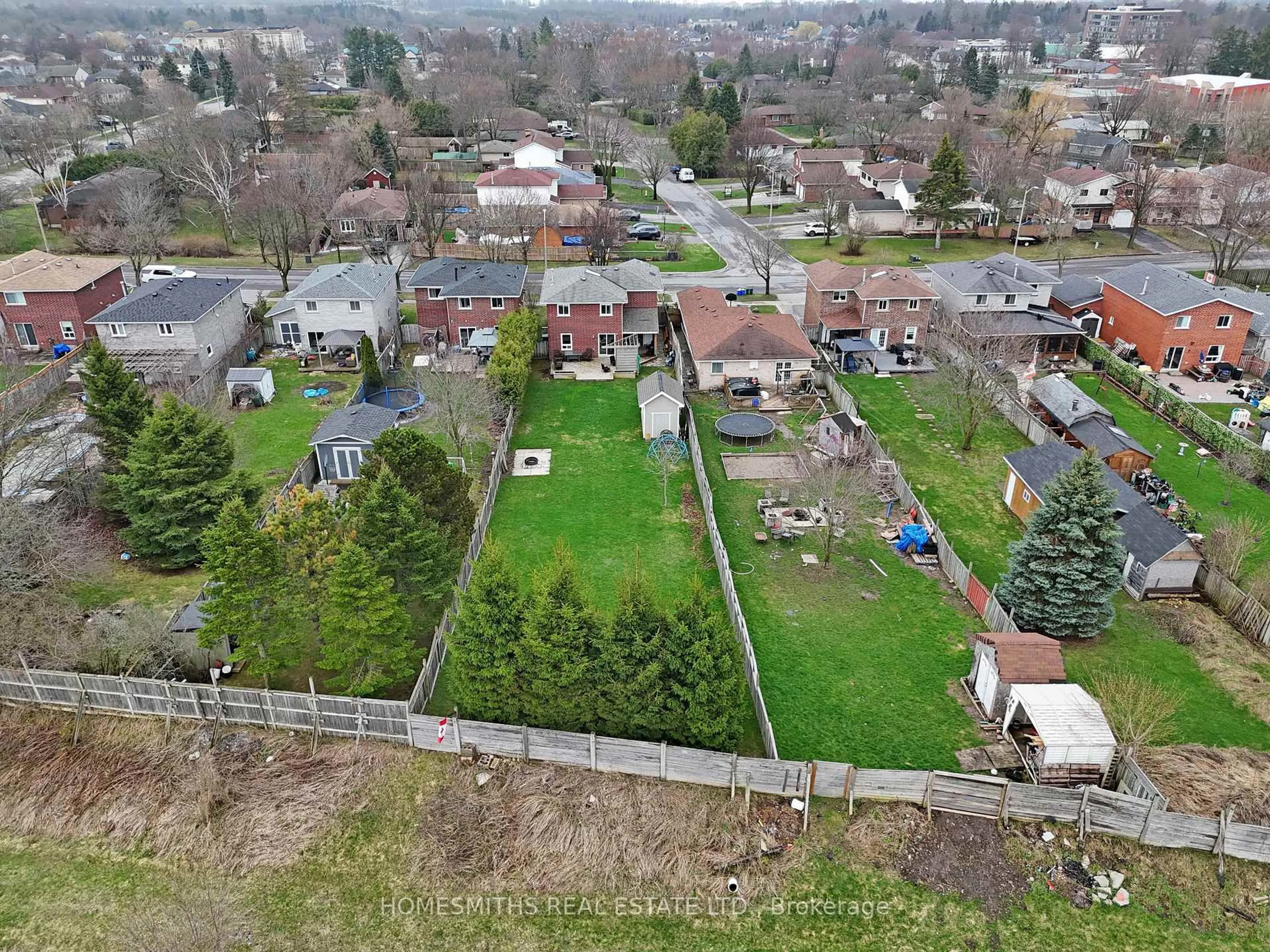 A pic from outside/outdoor area/front of a property/back of a property/a pic from drone, unknown for 160 Andrew St, Clarington Ontario L1B 1J6