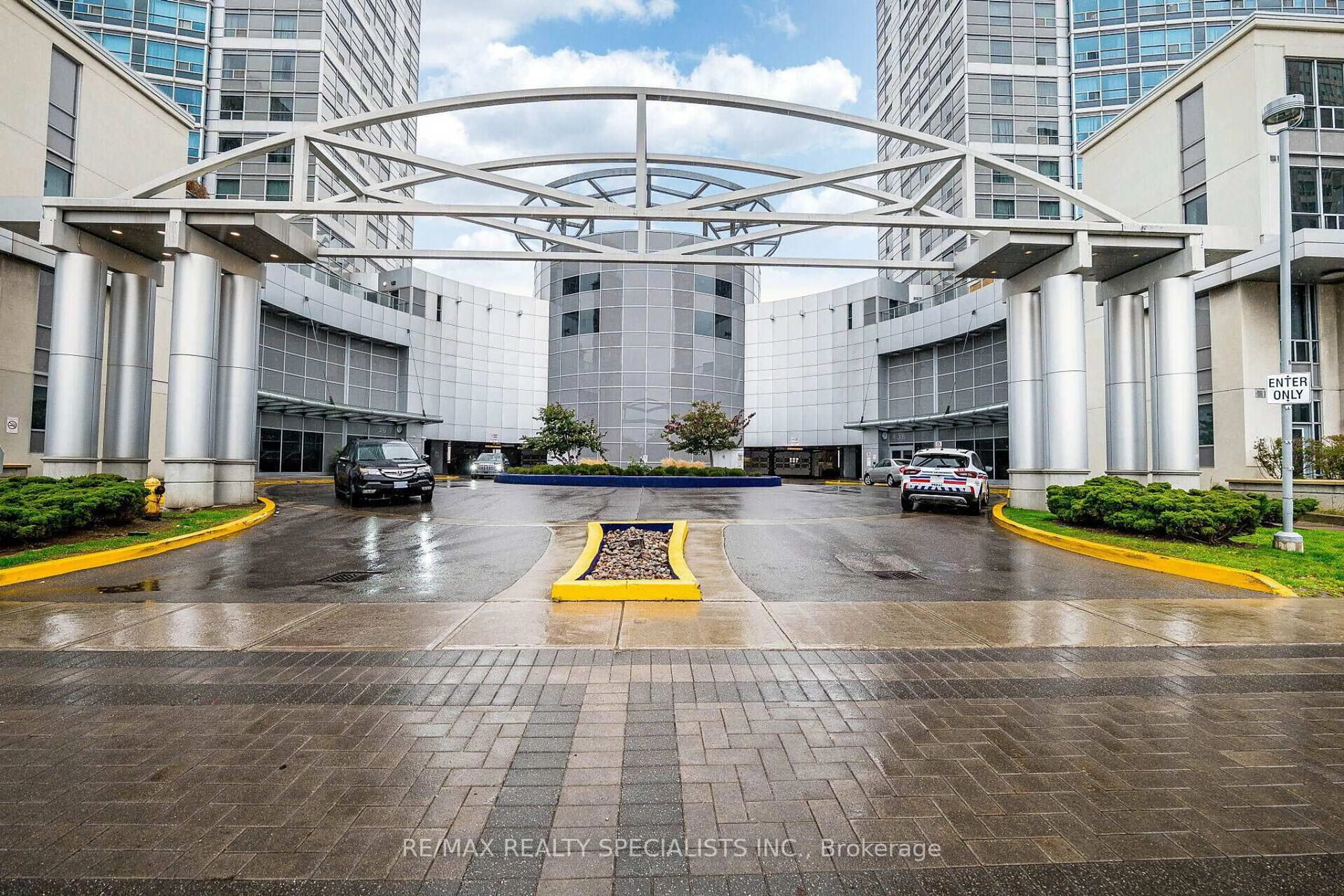 Indoor foyer for 38 Lee Ctre #2803, Toronto Ontario M1H 3J7