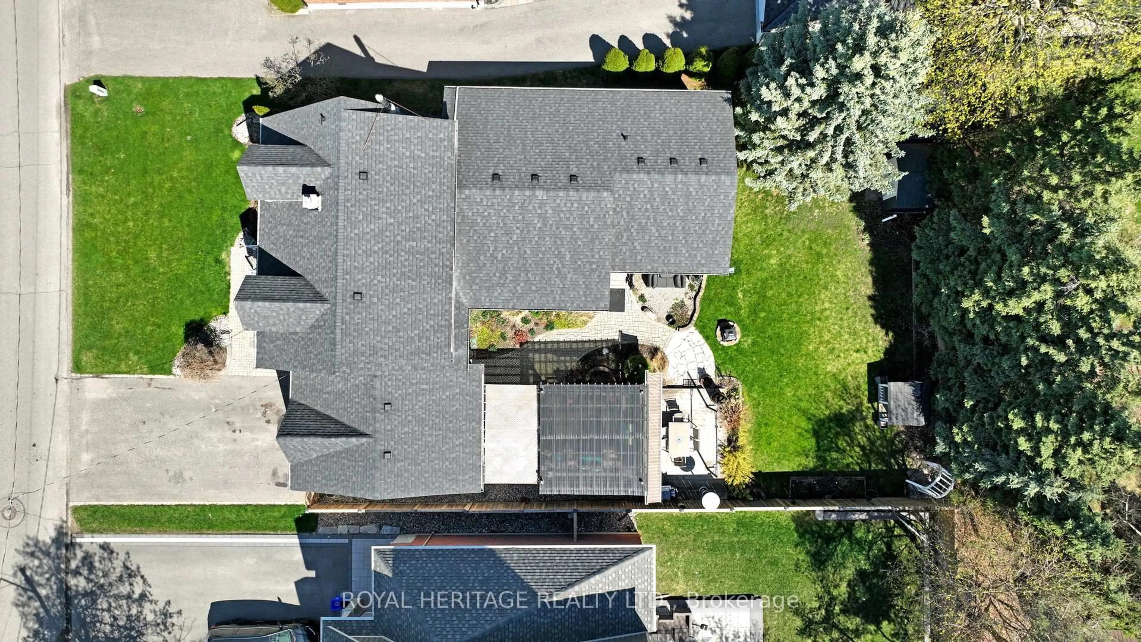 A pic from outside/outdoor area/front of a property/back of a property/a pic from drone, street for 11 Durham St, Whitby Ontario L1M 1A5