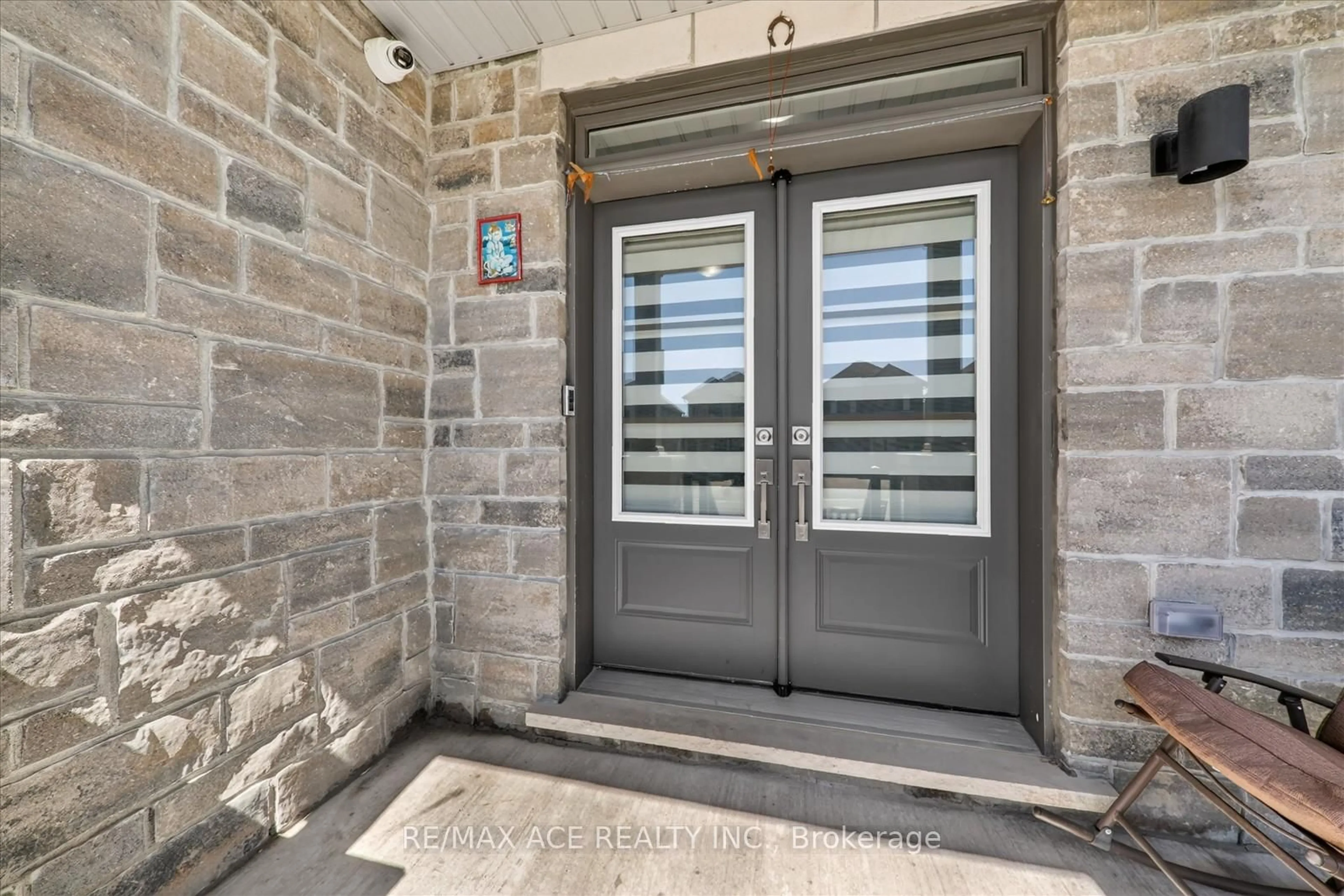 Indoor entryway for 218 Flood Ave, Clarington Ontario L1B 0W6