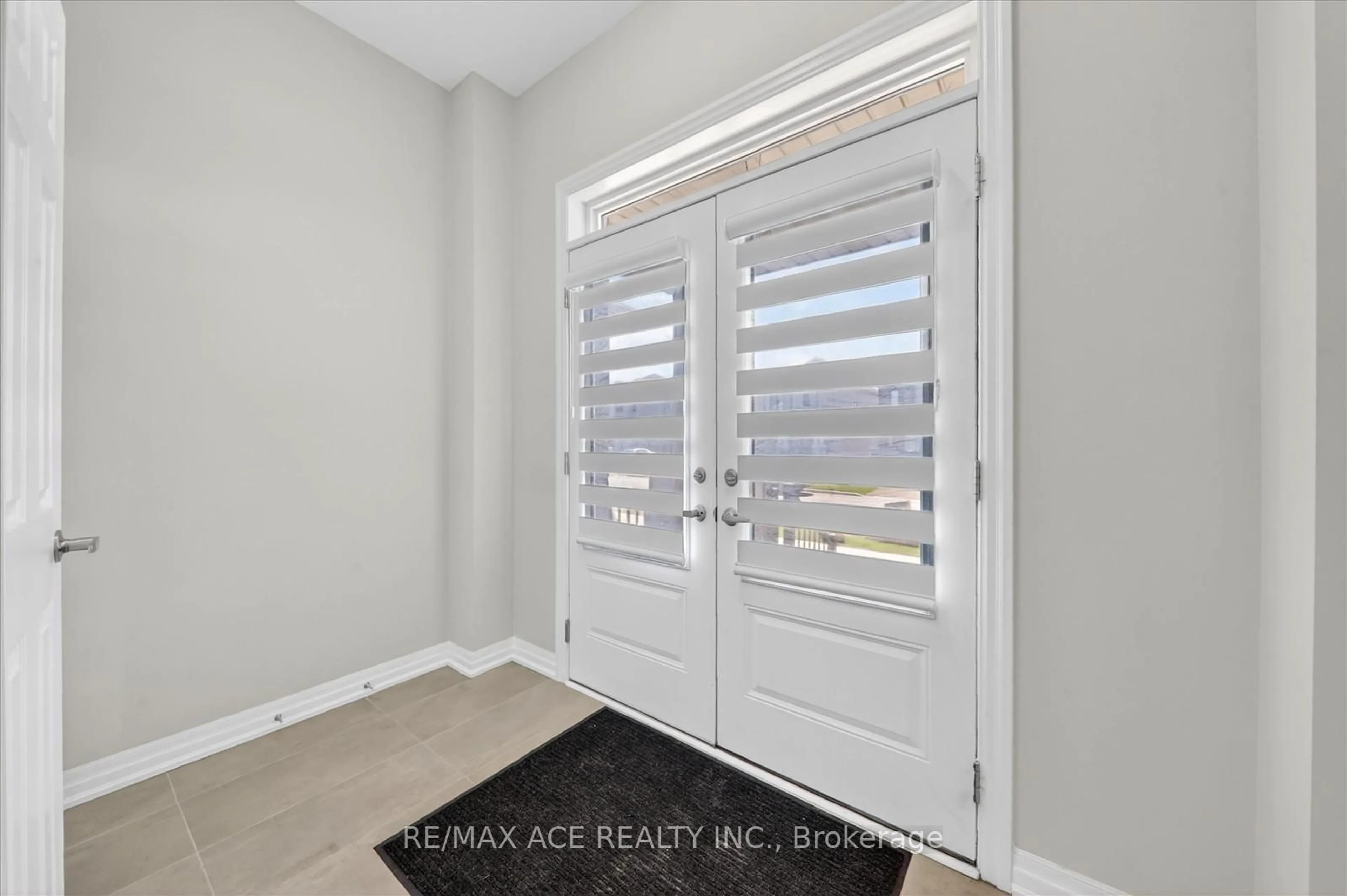 Indoor entryway for 218 Flood Ave, Clarington Ontario L1B 0W6