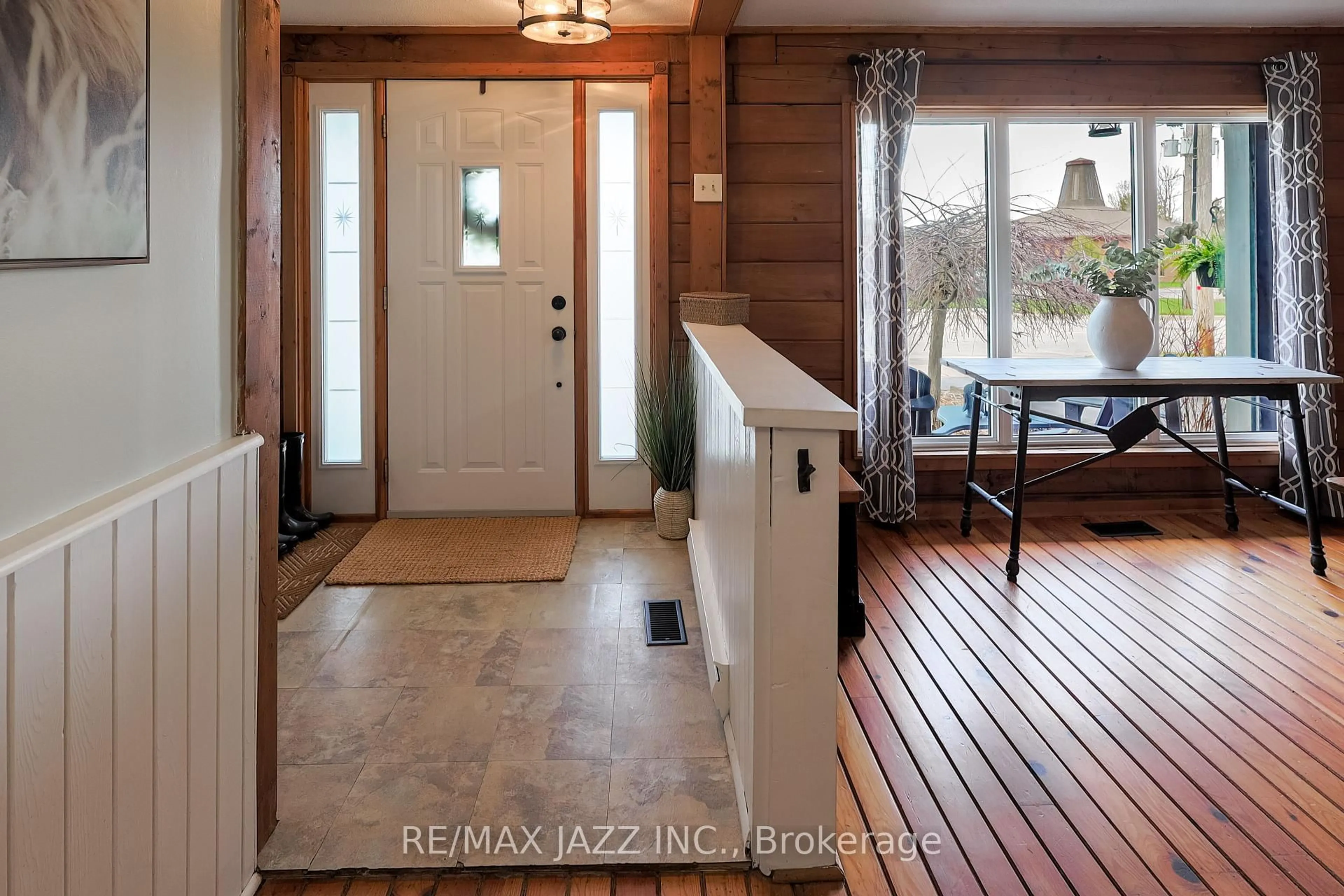 Indoor entryway for 14455 Old Simcoe Rd, Scugog Ontario L9L 1C3