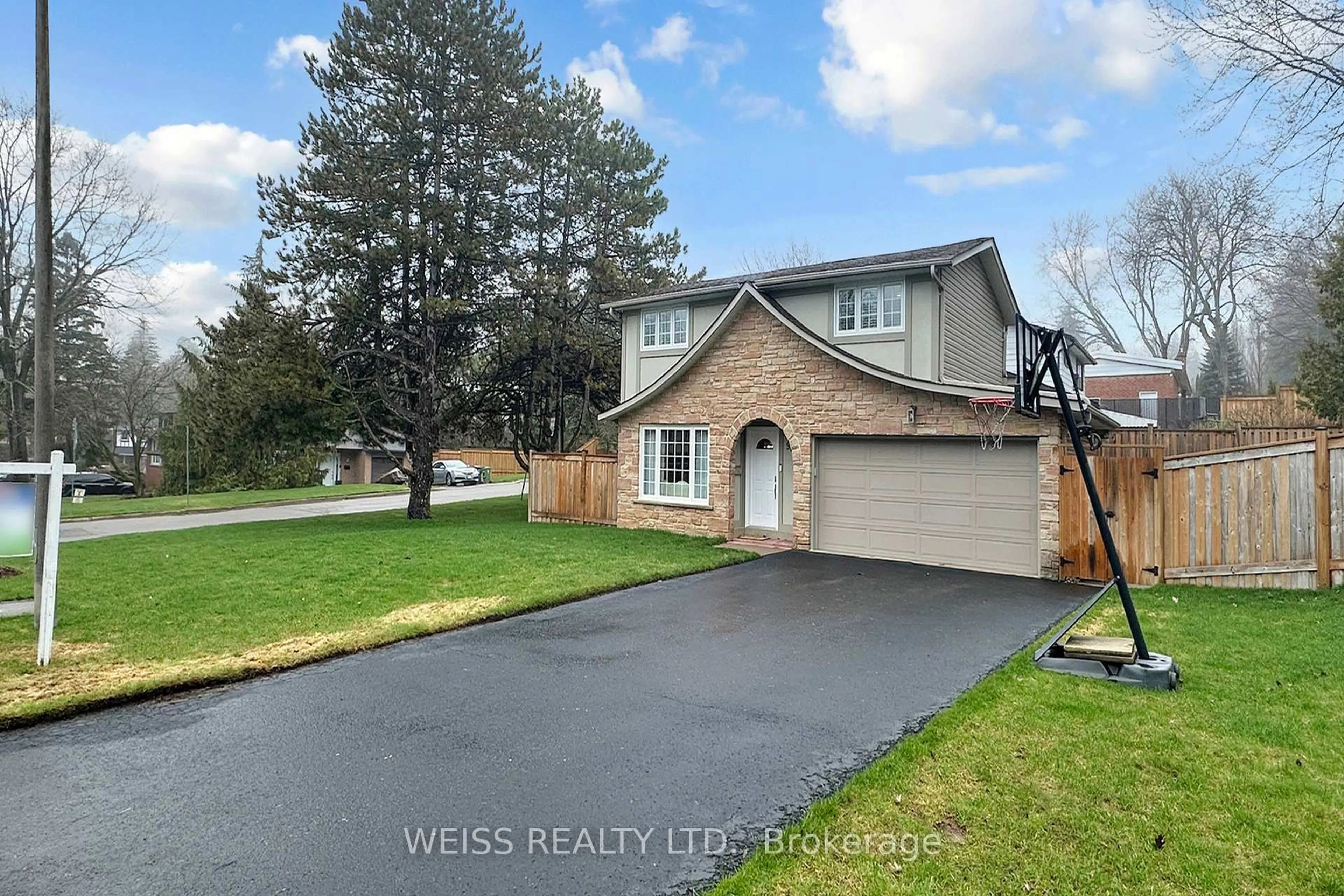 A pic from outside/outdoor area/front of a property/back of a property/a pic from drone, street for 96 Tudor Glen Cres, Toronto Ontario M1C 2S4