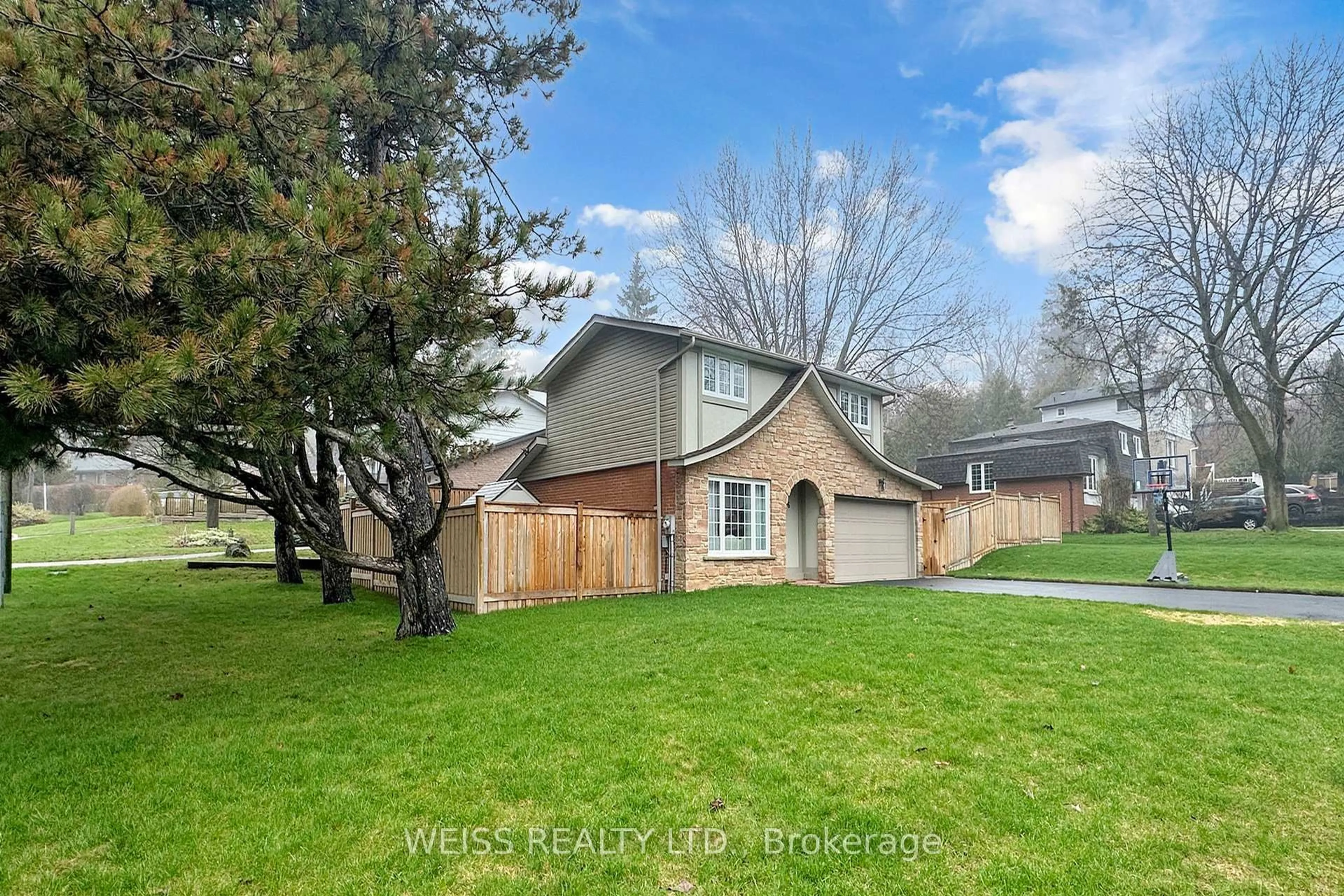 A pic from outside/outdoor area/front of a property/back of a property/a pic from drone, street for 96 Tudor Glen Cres, Toronto Ontario M1C 2S4