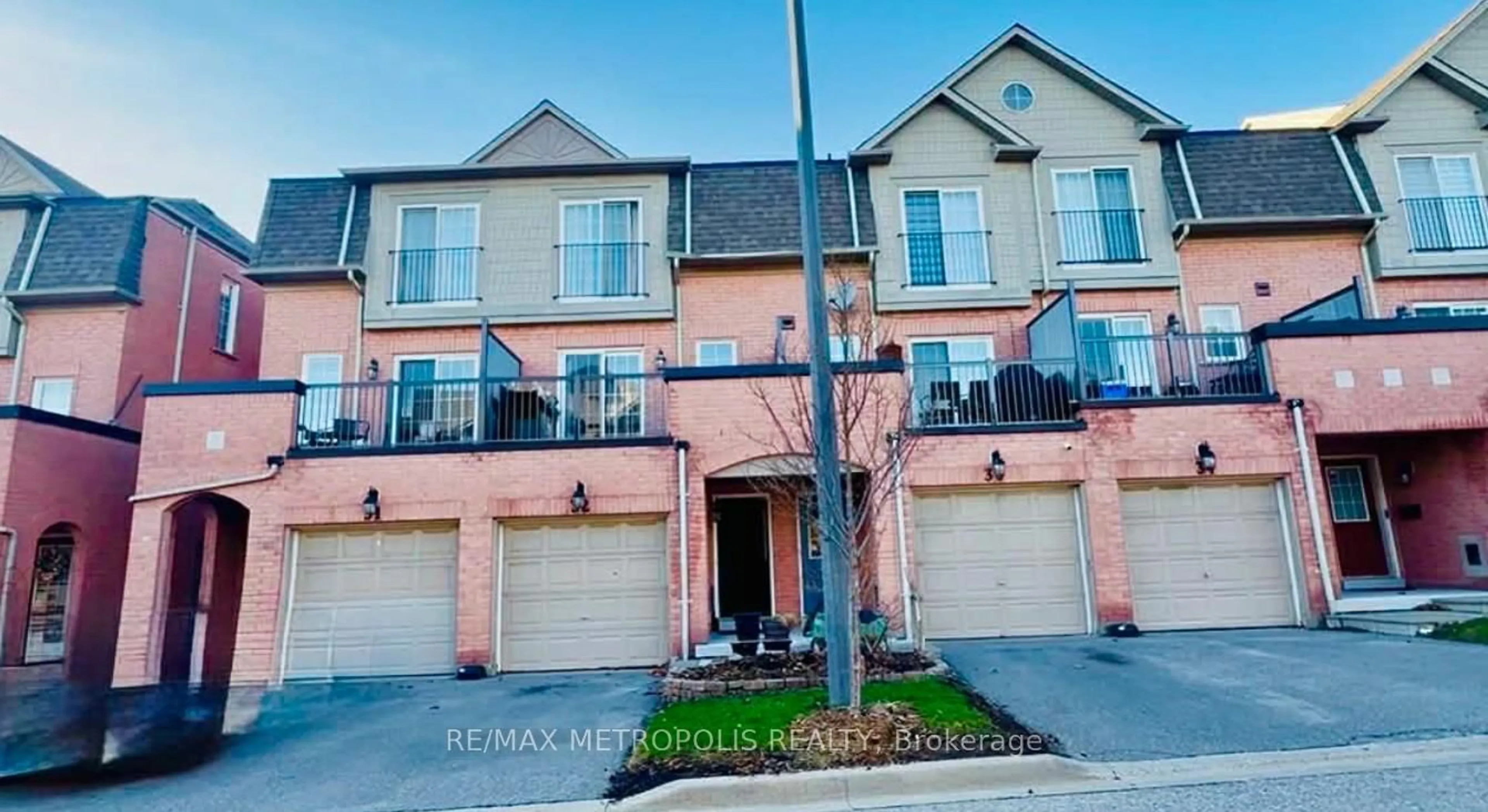 A pic from outside/outdoor area/front of a property/back of a property/a pic from drone, street for 1100 Begley St #32, Pickering Ontario L1W 4B3