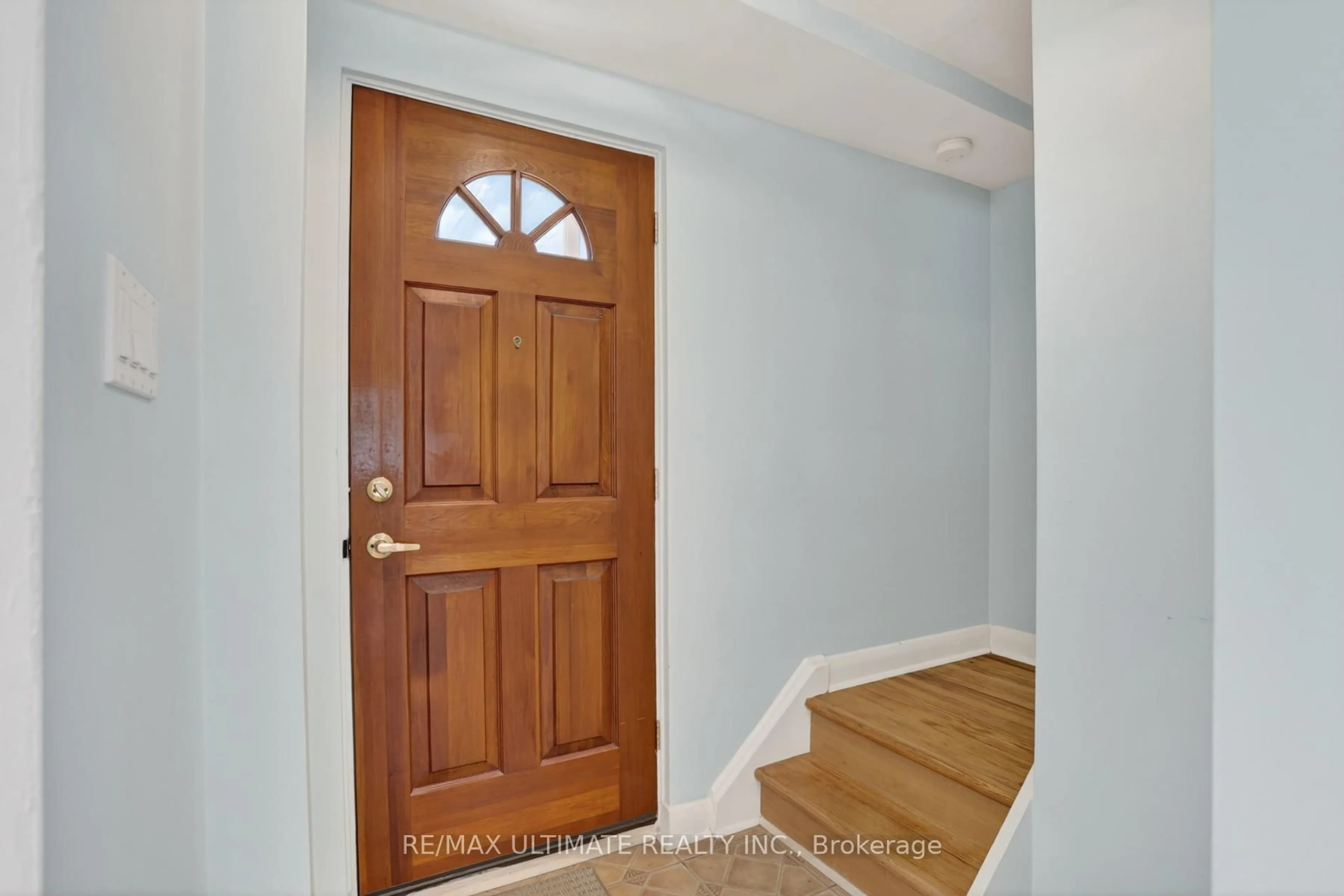 Indoor entryway for 128 Woodfern Dr, Toronto Ontario M1K 2L5