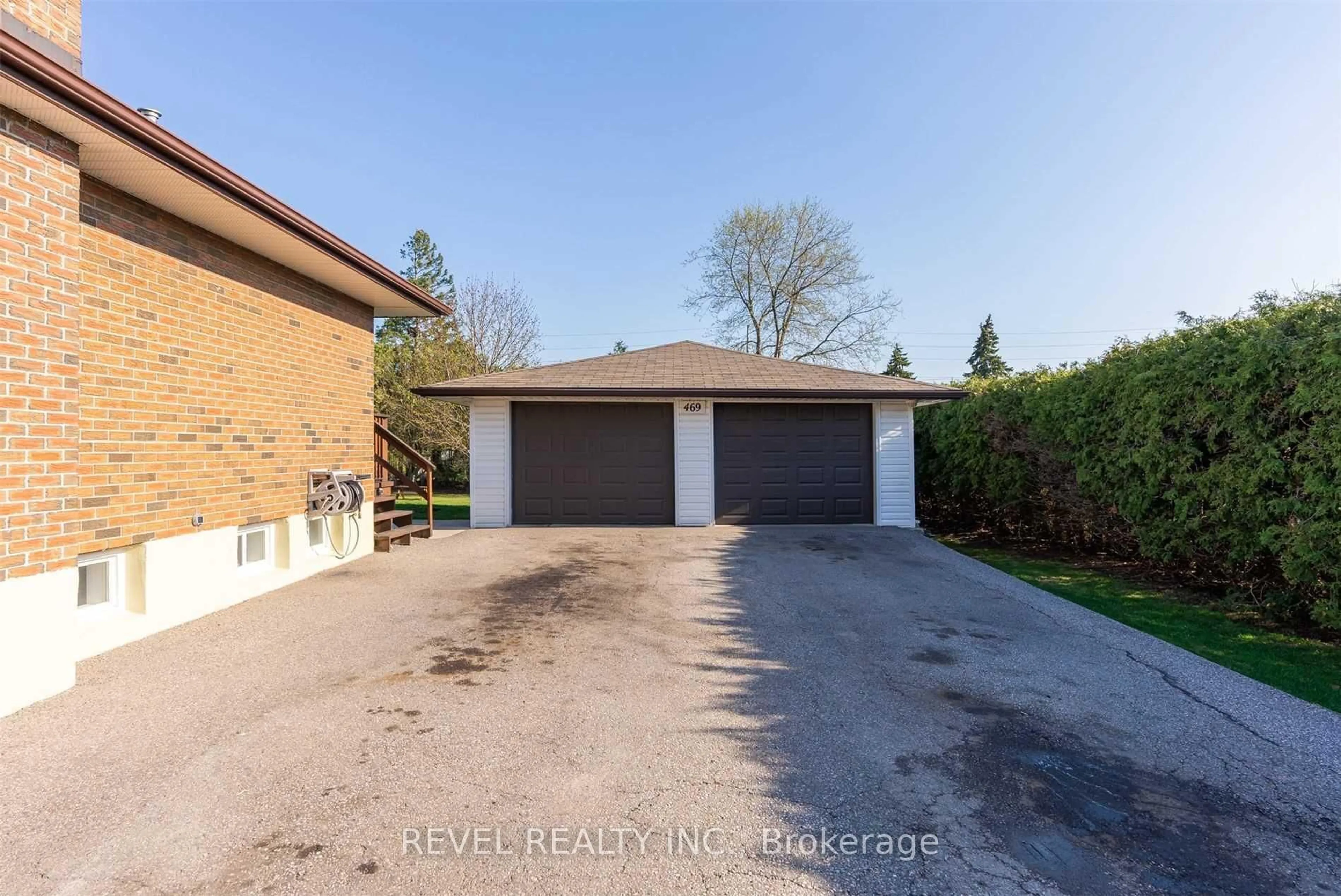 A pic from outside/outdoor area/front of a property/back of a property/a pic from drone, street for 469 Maine St, Oshawa Ontario L1L 1A1