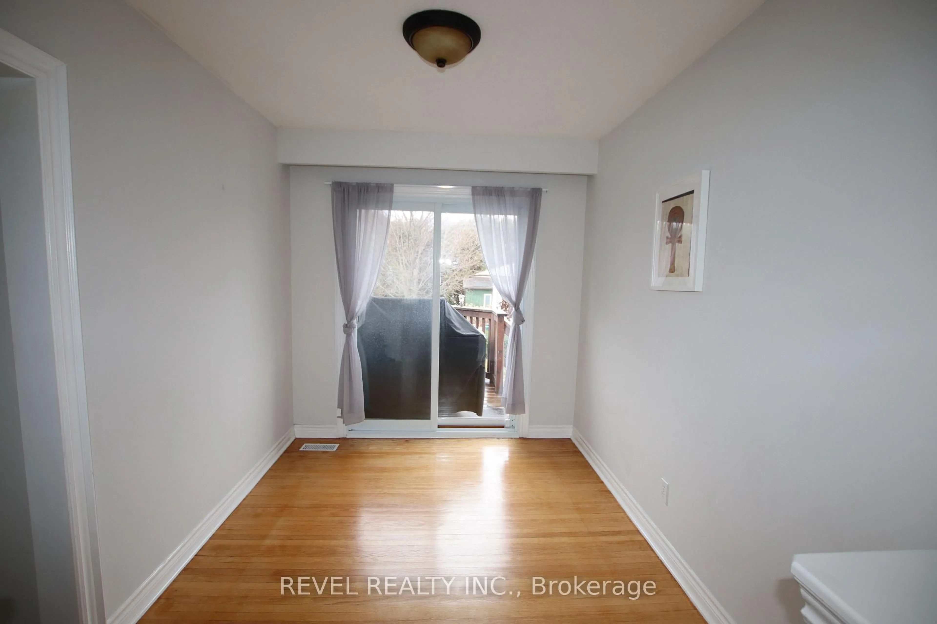 A pic of a room for 469 Maine St, Oshawa Ontario L1L 1A1