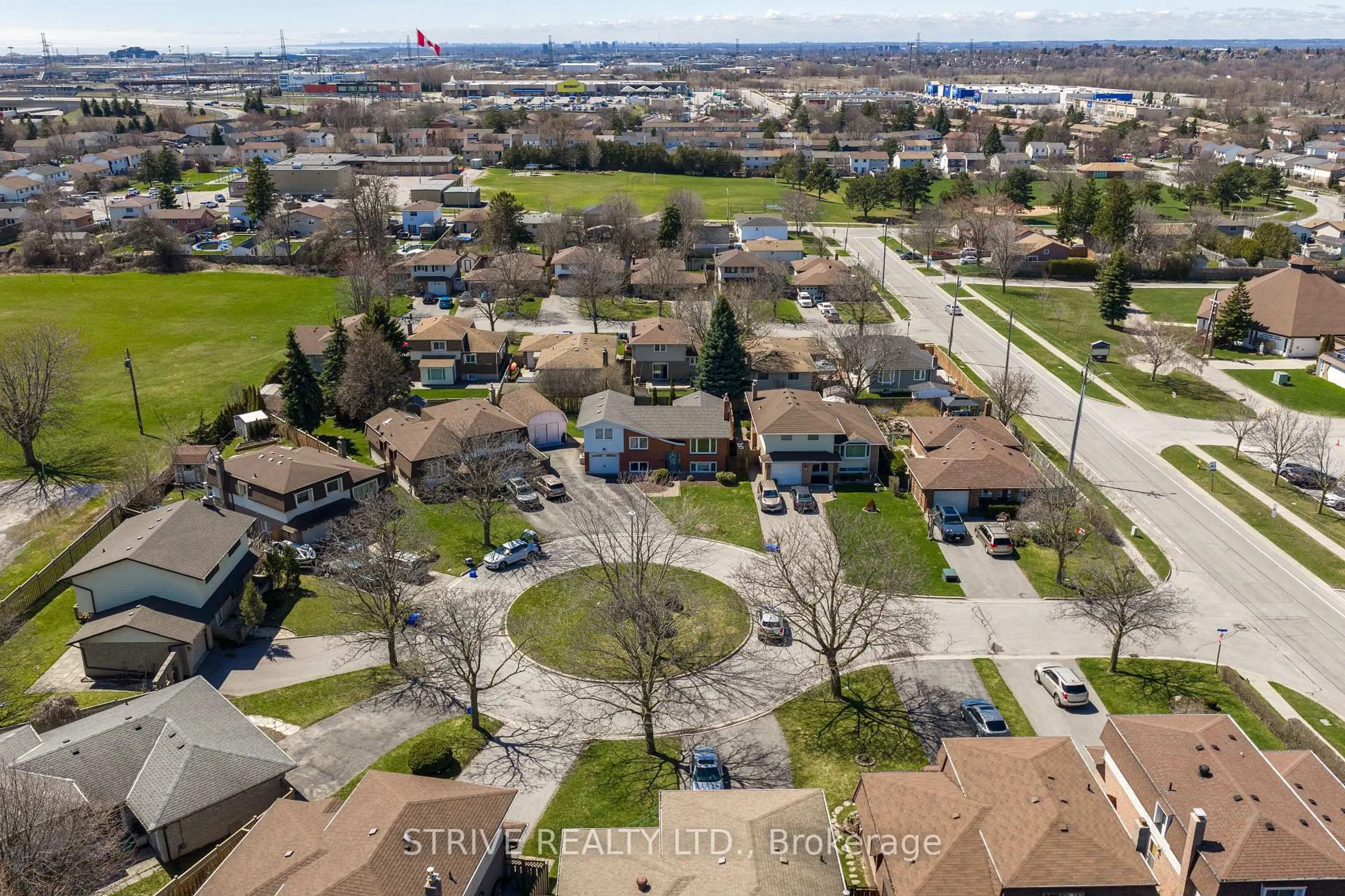 A pic from outside/outdoor area/front of a property/back of a property/a pic from drone, street for 524 Lisbon Crt, Oshawa Ontario L1J 6R3