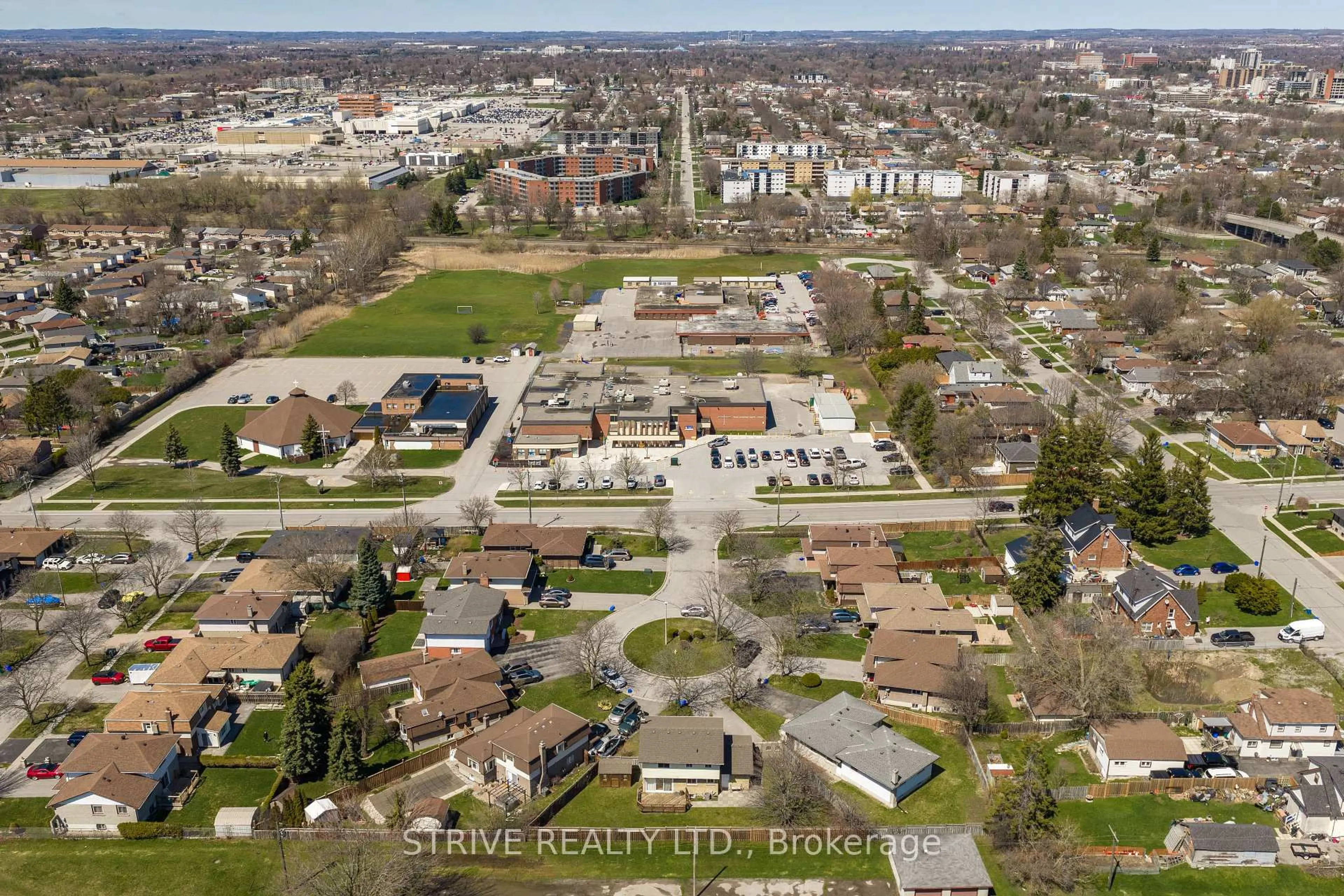 A pic from outside/outdoor area/front of a property/back of a property/a pic from drone, street for 524 Lisbon Crt, Oshawa Ontario L1J 6R3